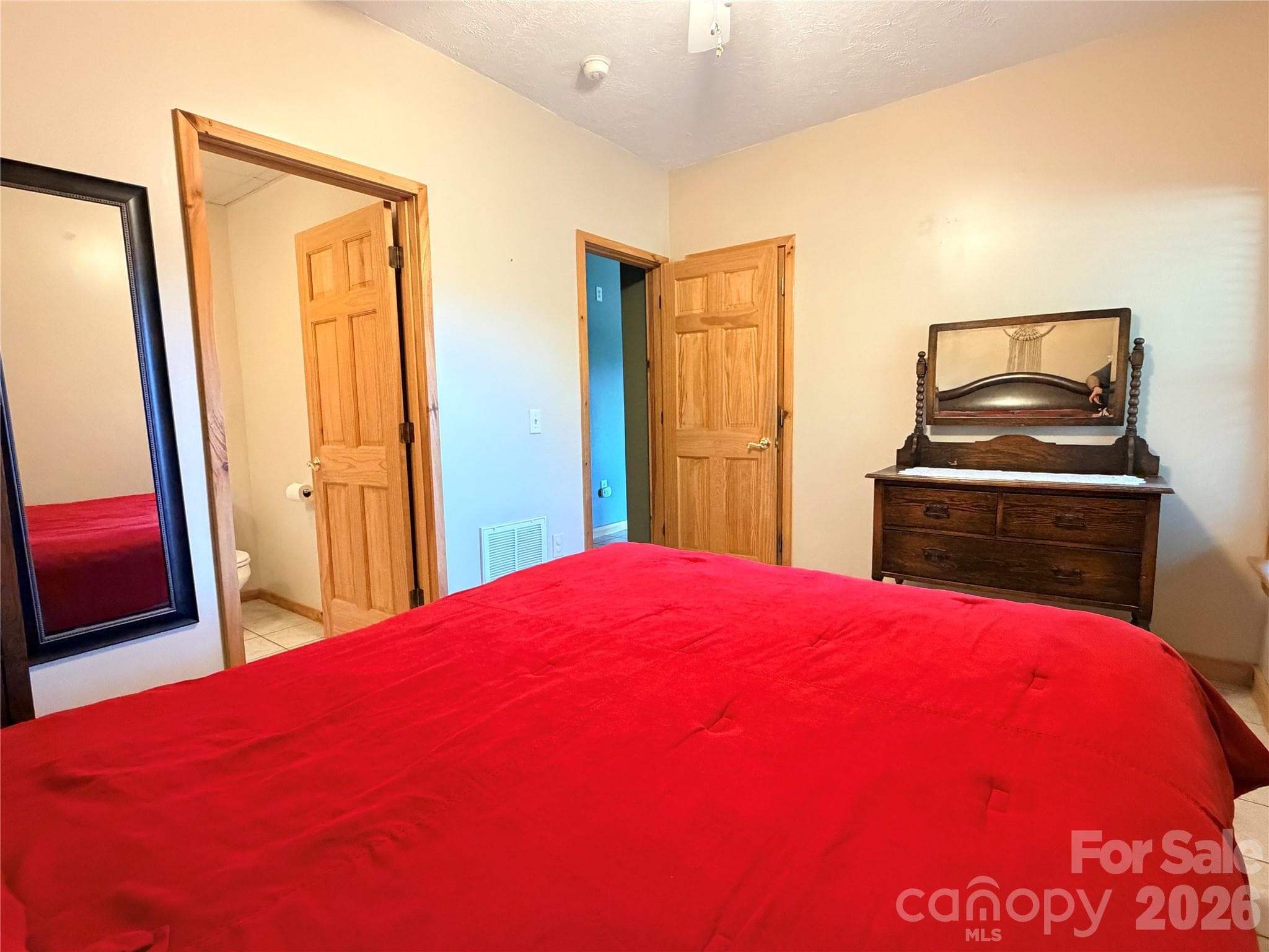 Guest Bedroom with Ensuite Bathroom - Buck Mountain, Purlear