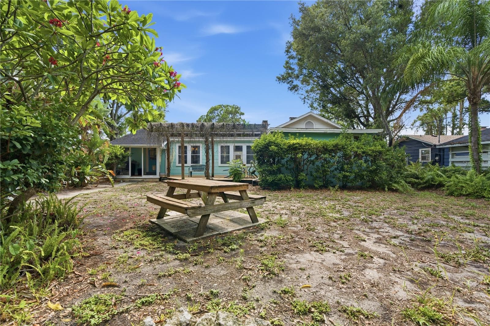Oversized 0.23-acre lot with mature landscaping and plenty of space to enjoy the outdoors. - 411 W 48TH ST, BRADENTON