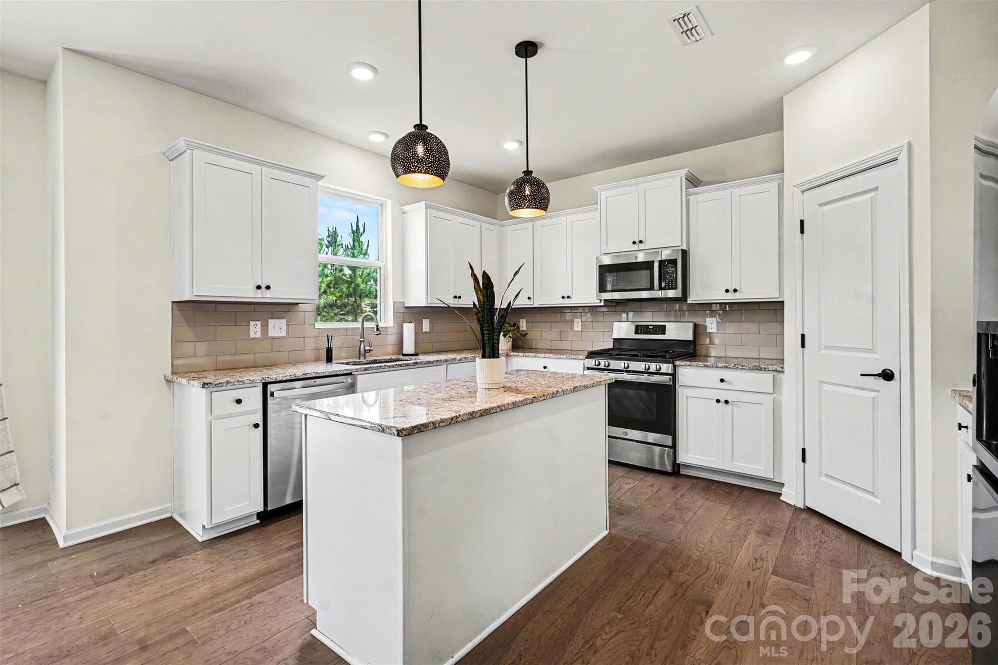 Large Kitchen with walk in pantry - Indian Trail