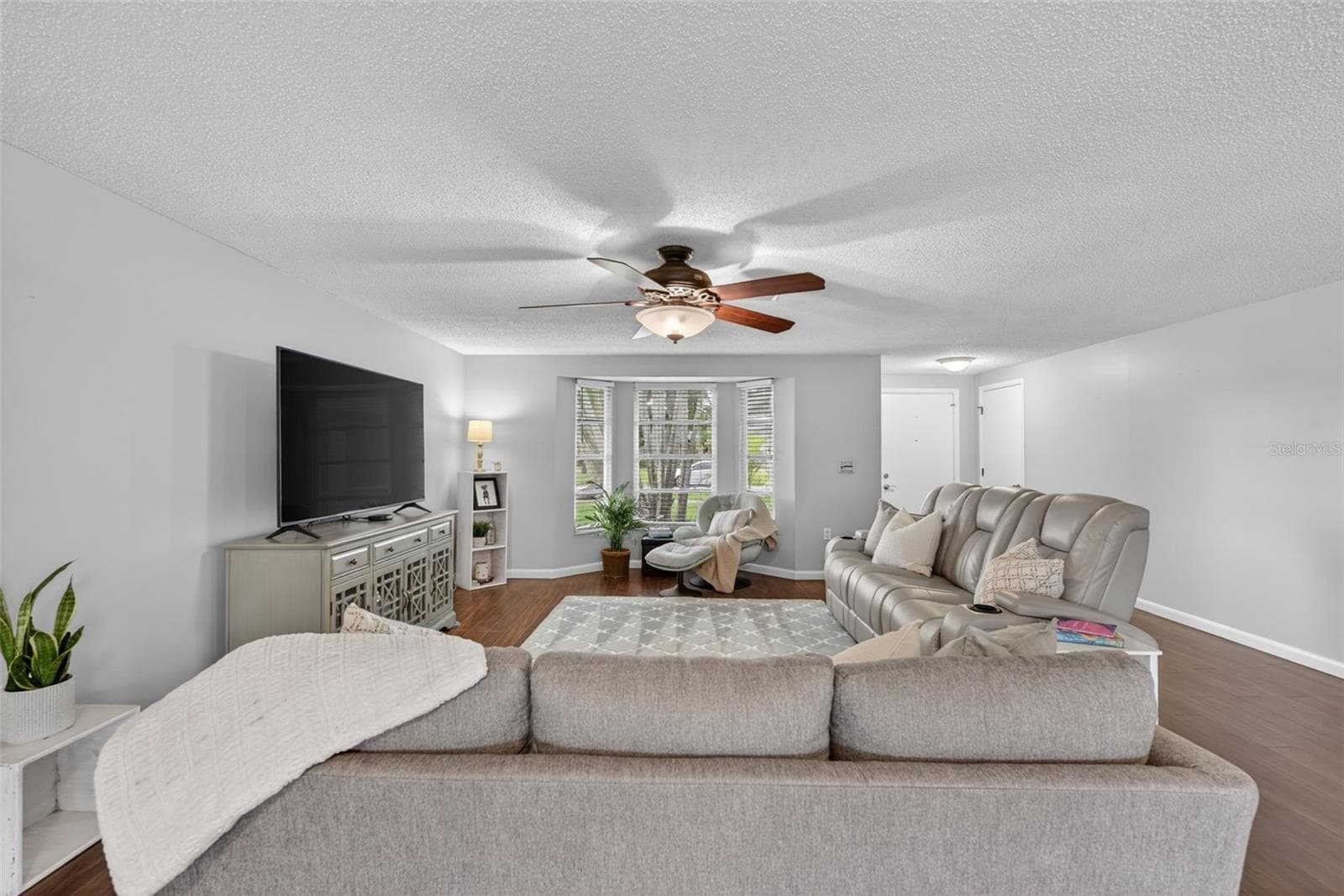 Large Living Room with Bay Window - 1226 PINE NEEDLE RD, VENICE