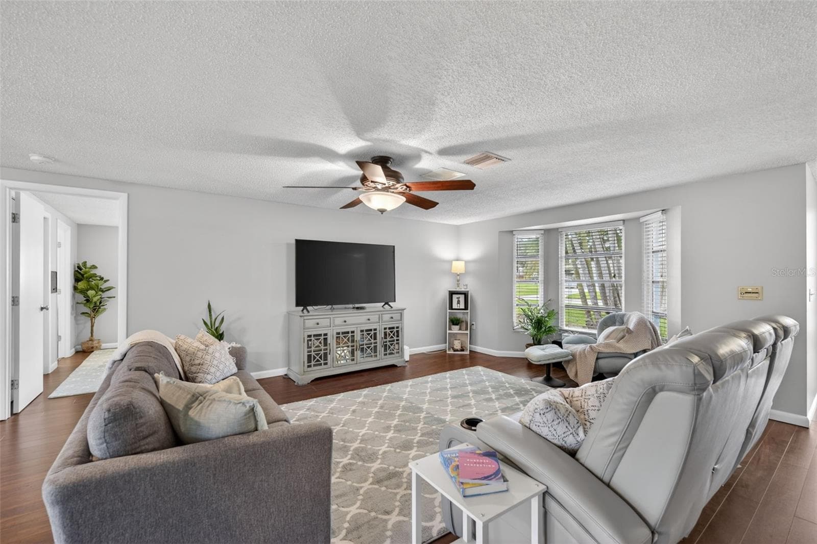 Large Living Room with Bay Window - 1226 PINE NEEDLE RD, VENICE
