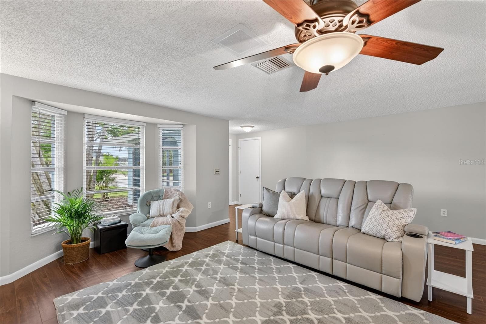 Large Living Room with Bay Window - 1226 PINE NEEDLE RD, VENICE