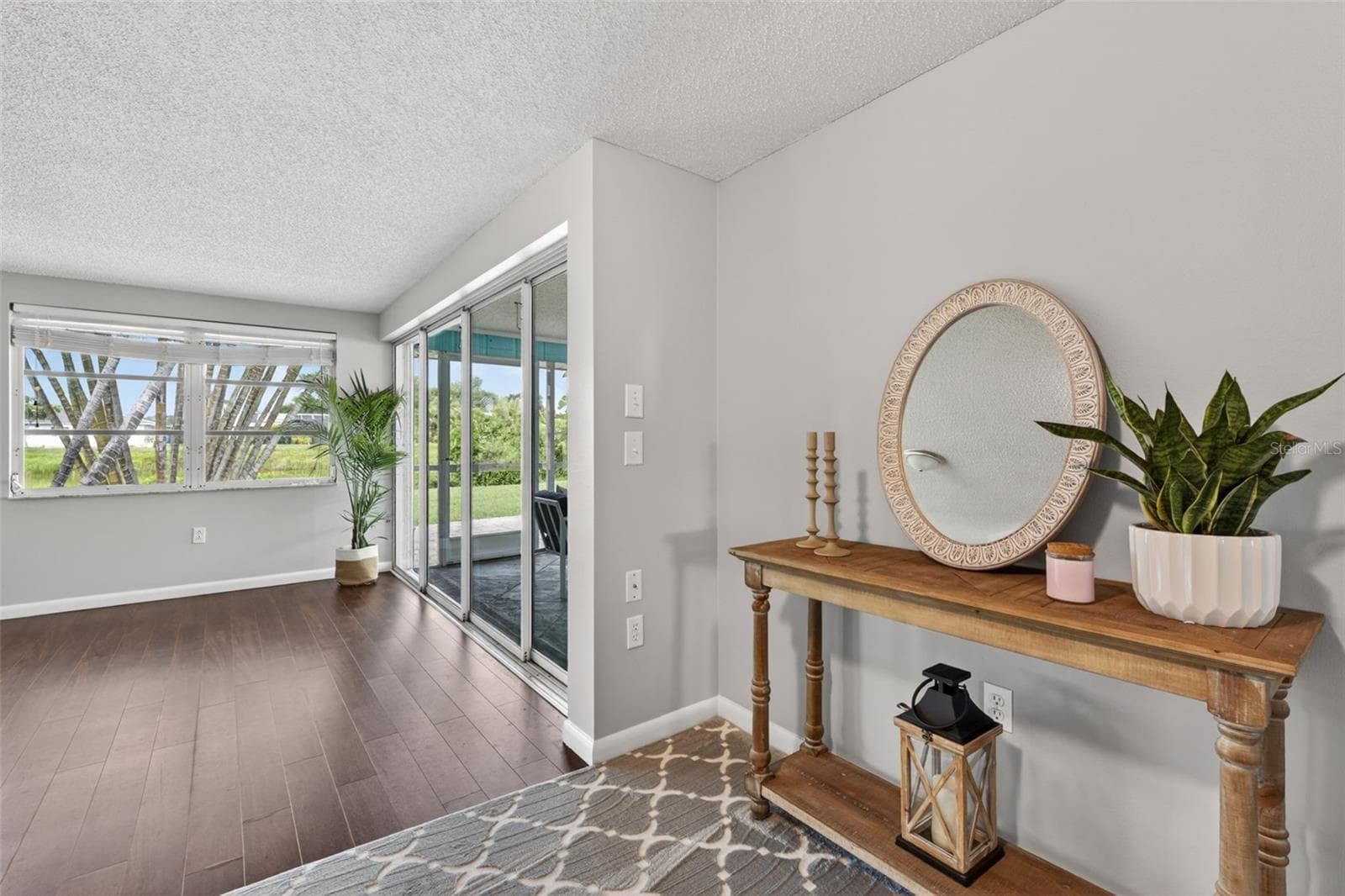 Sliding Glass Doors in Open Plan Living Area - 1226 PINE NEEDLE RD, VENICE