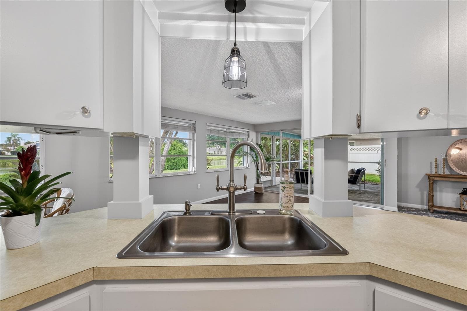 Kitchen Views to Living Area - 1226 PINE NEEDLE RD, VENICE