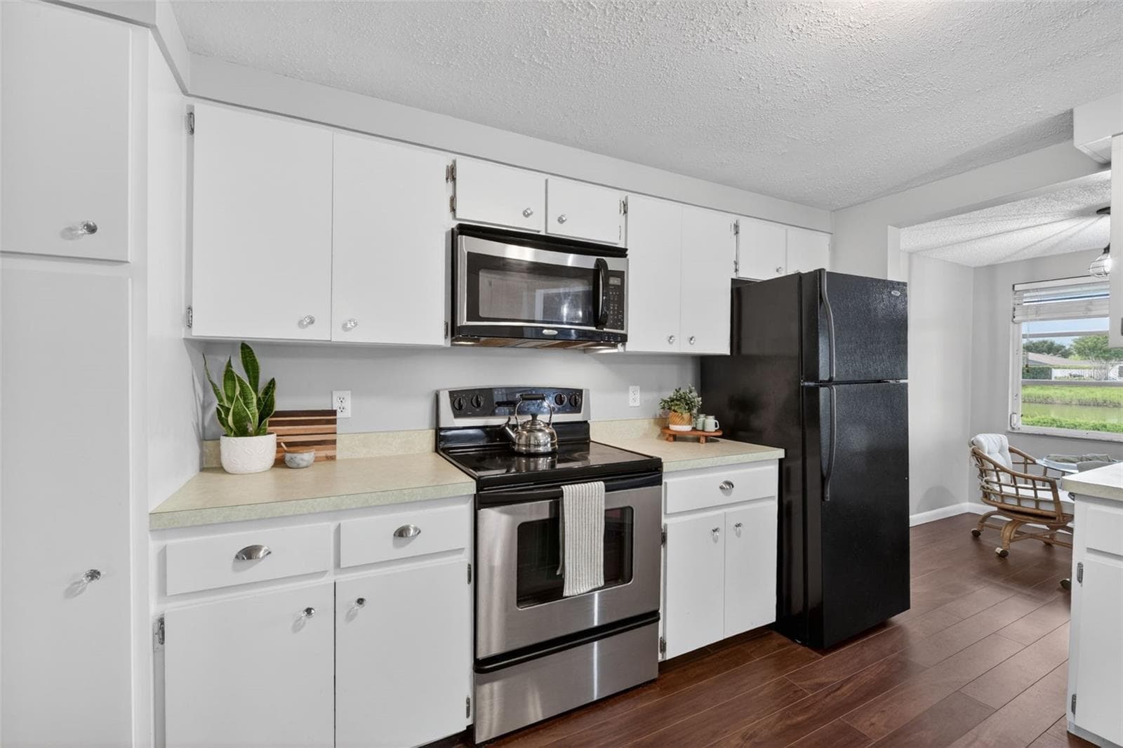 Spacious Kitchen with Additional Storage - 1226 PINE NEEDLE RD, VENICE