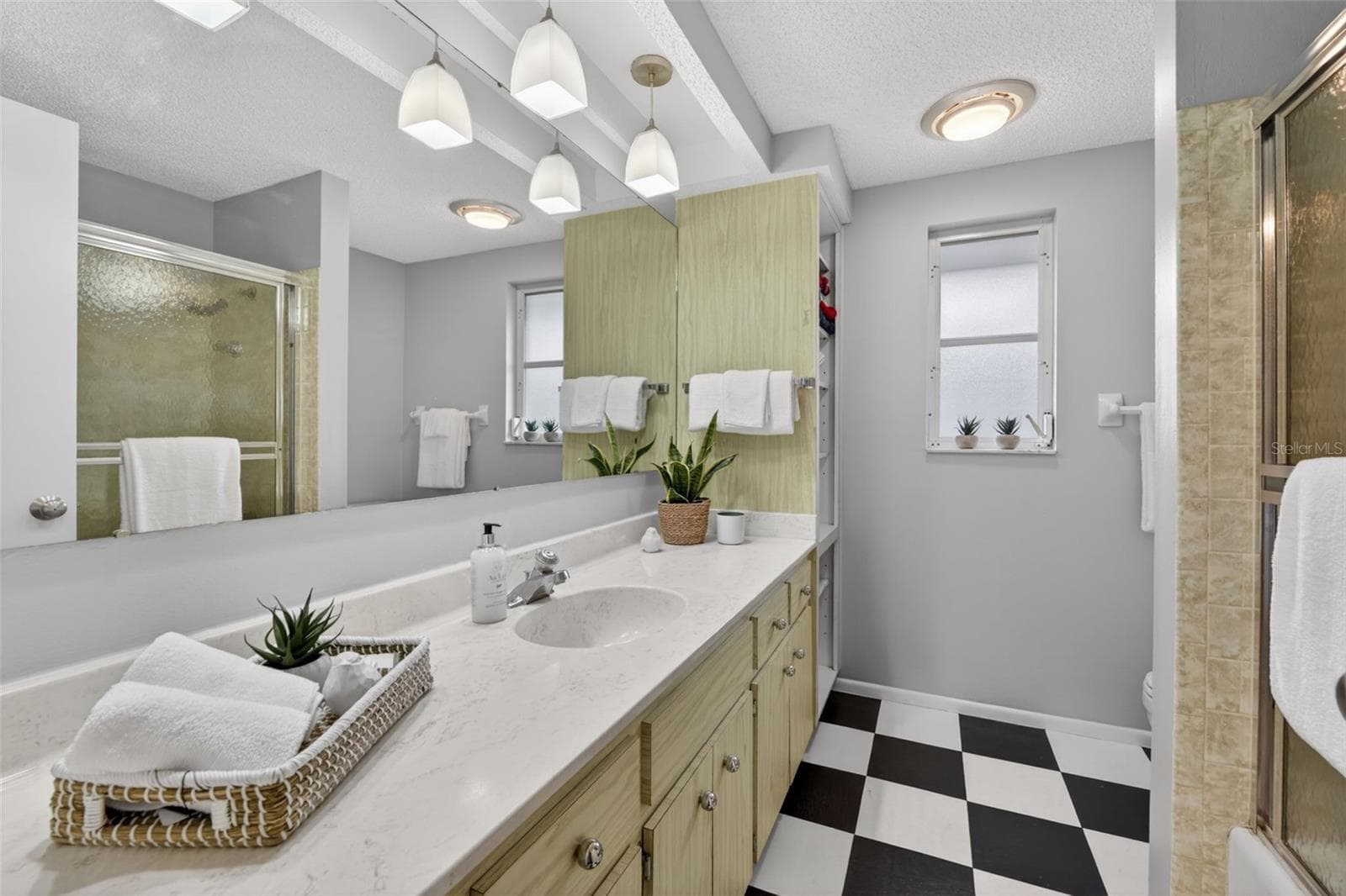 Second Bathroom with Tub and Shower Combination - 1226 PINE NEEDLE RD, VENICE