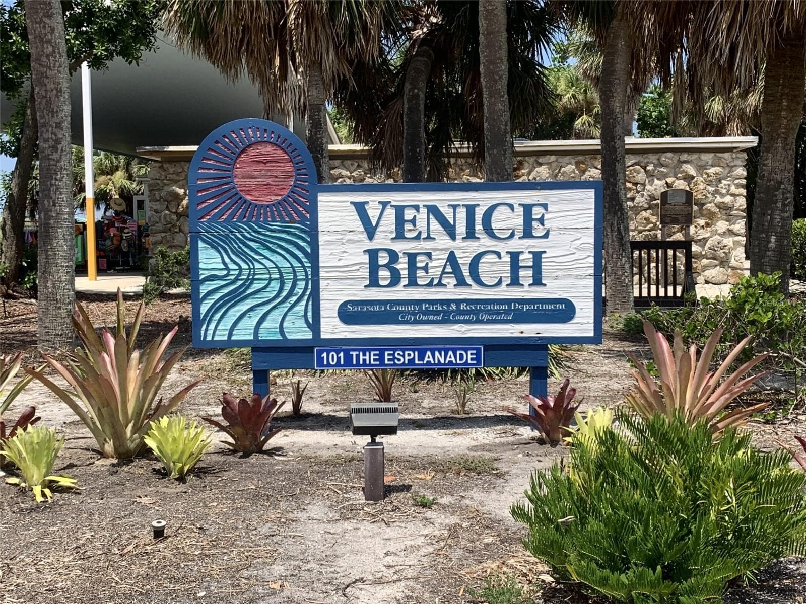 Pinebrook South is Minutes from Venice Beach - 1226 PINE NEEDLE RD, VENICE