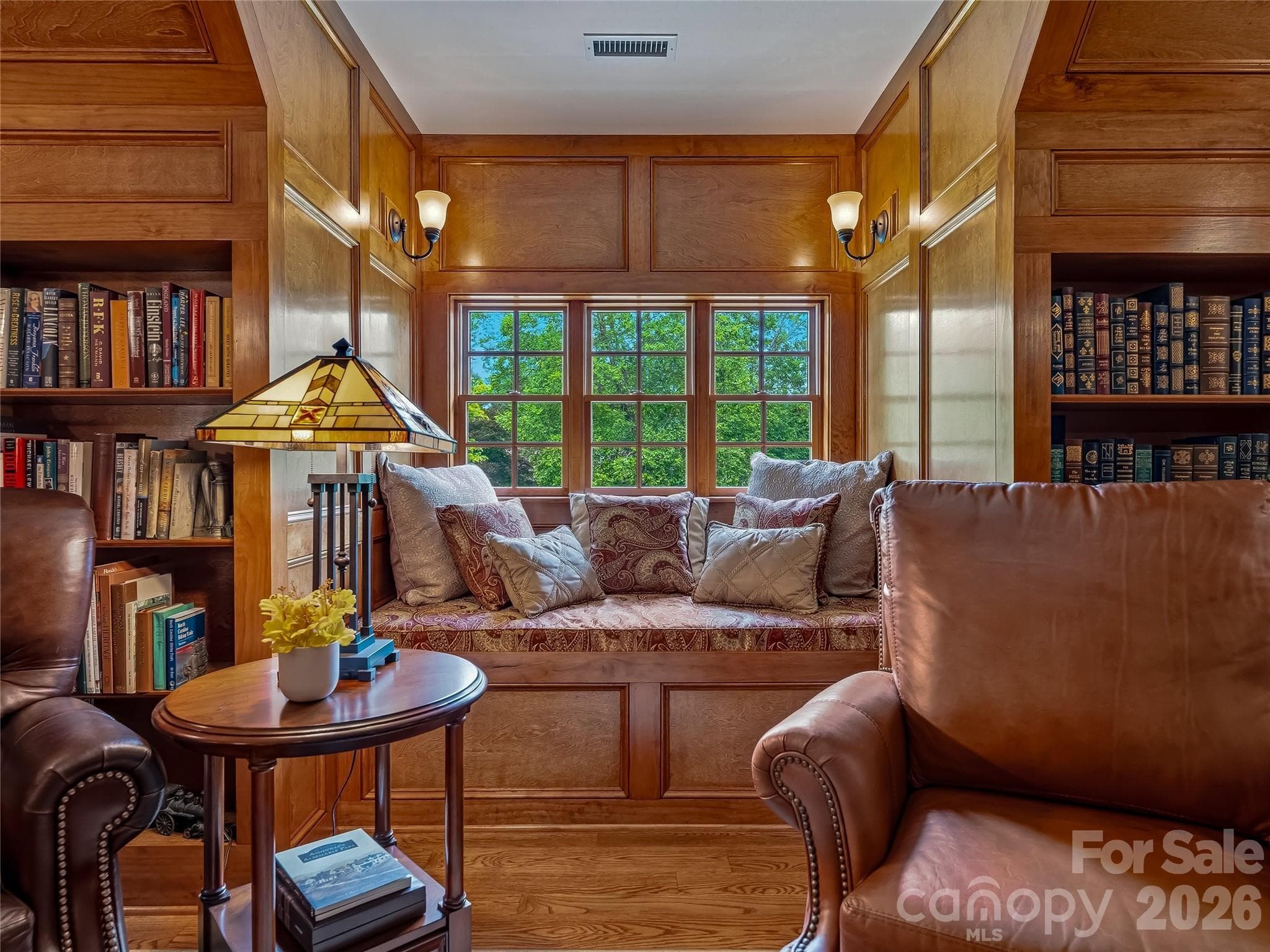 Cozy Window Seat Overlooks Front Yard - Asheville