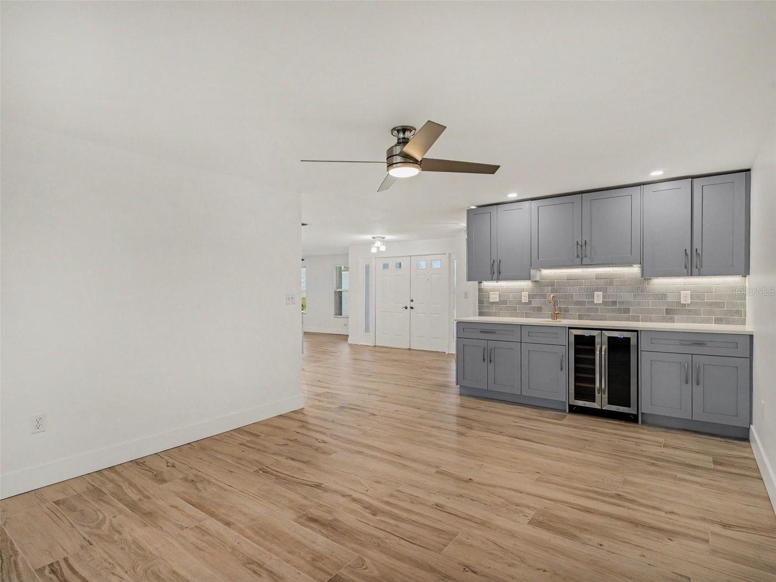 Large, open family room with wet bar to the left as you come in through the front door - 548 BELVEDERE CT, PUNTA GORDA