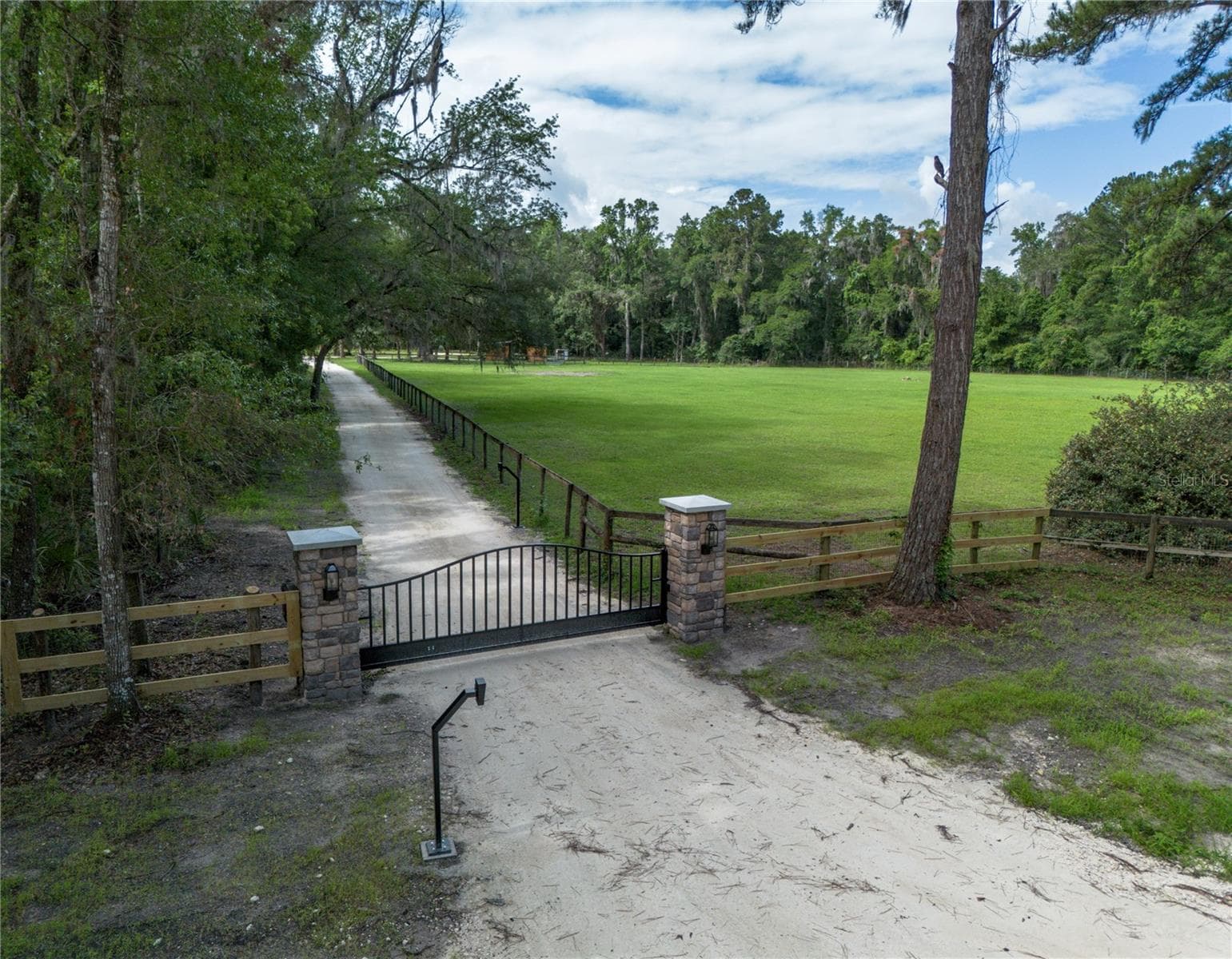 Electric Gate with Paddock view - 14810 NW 185 ST, WILLISTON
