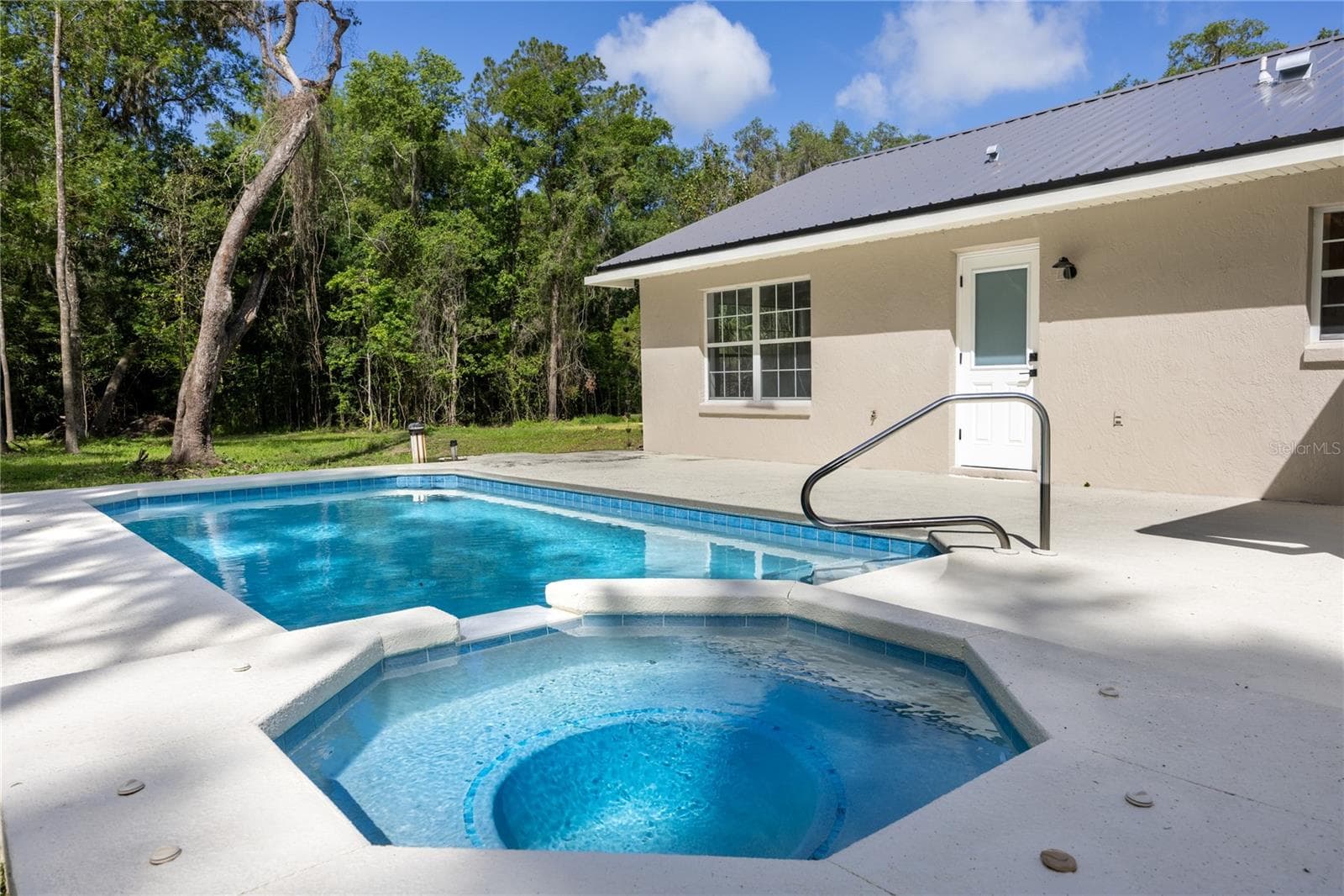 Heated Jacuzzi/Spa - 14810 NW 185 ST, WILLISTON
