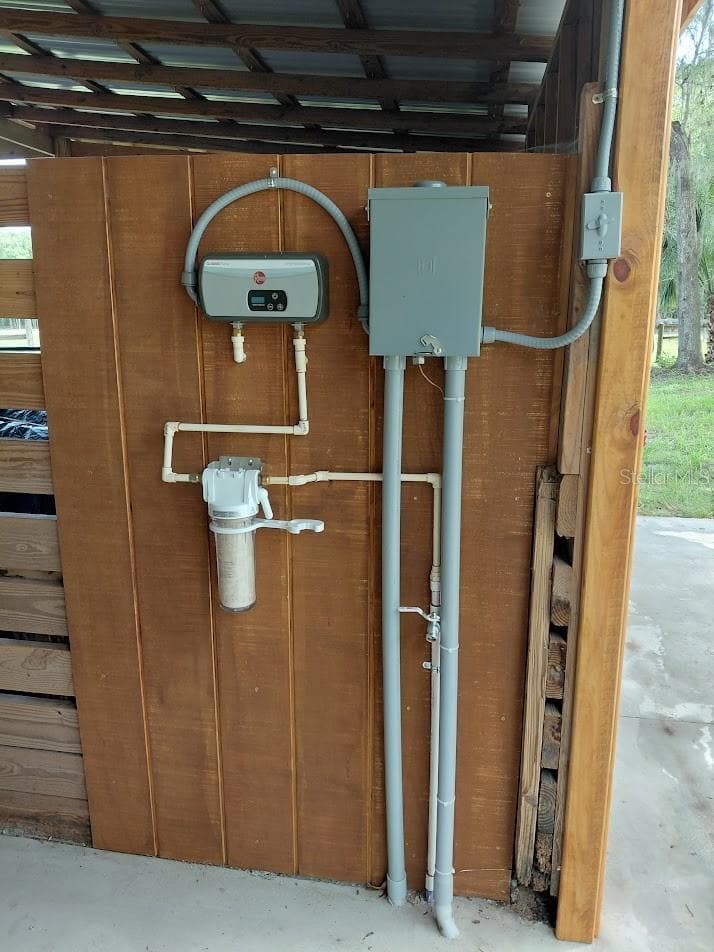 Barn New Concrete and New Water Heater with Filter and Electric - 14810 NW 185 ST, WILLISTON