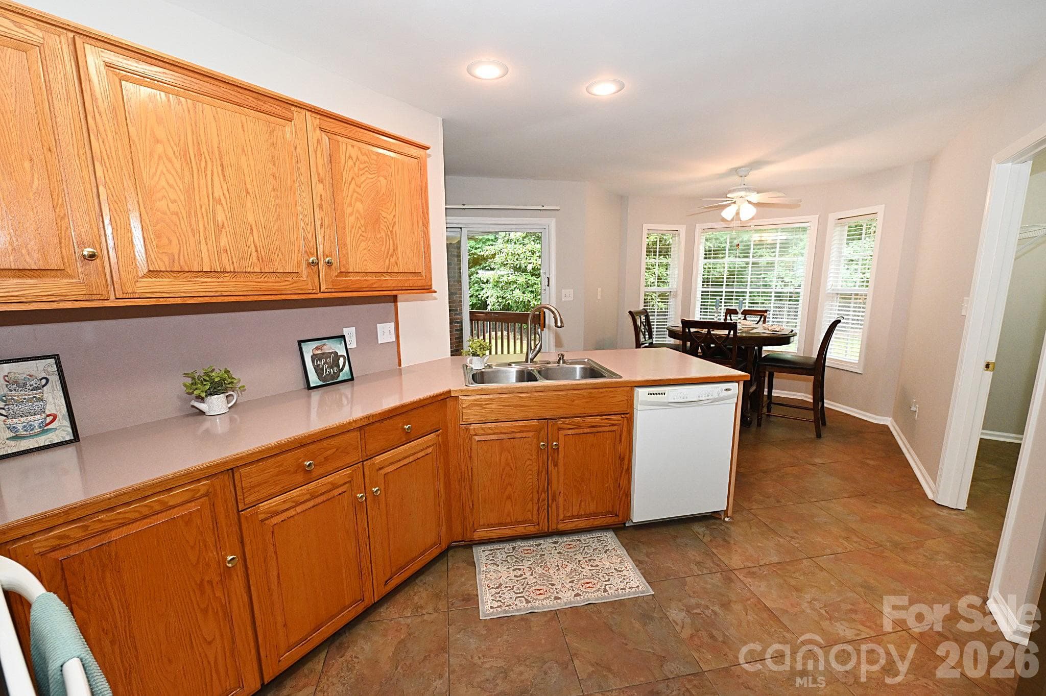 To the right of the entrance is the kitchen - Newton