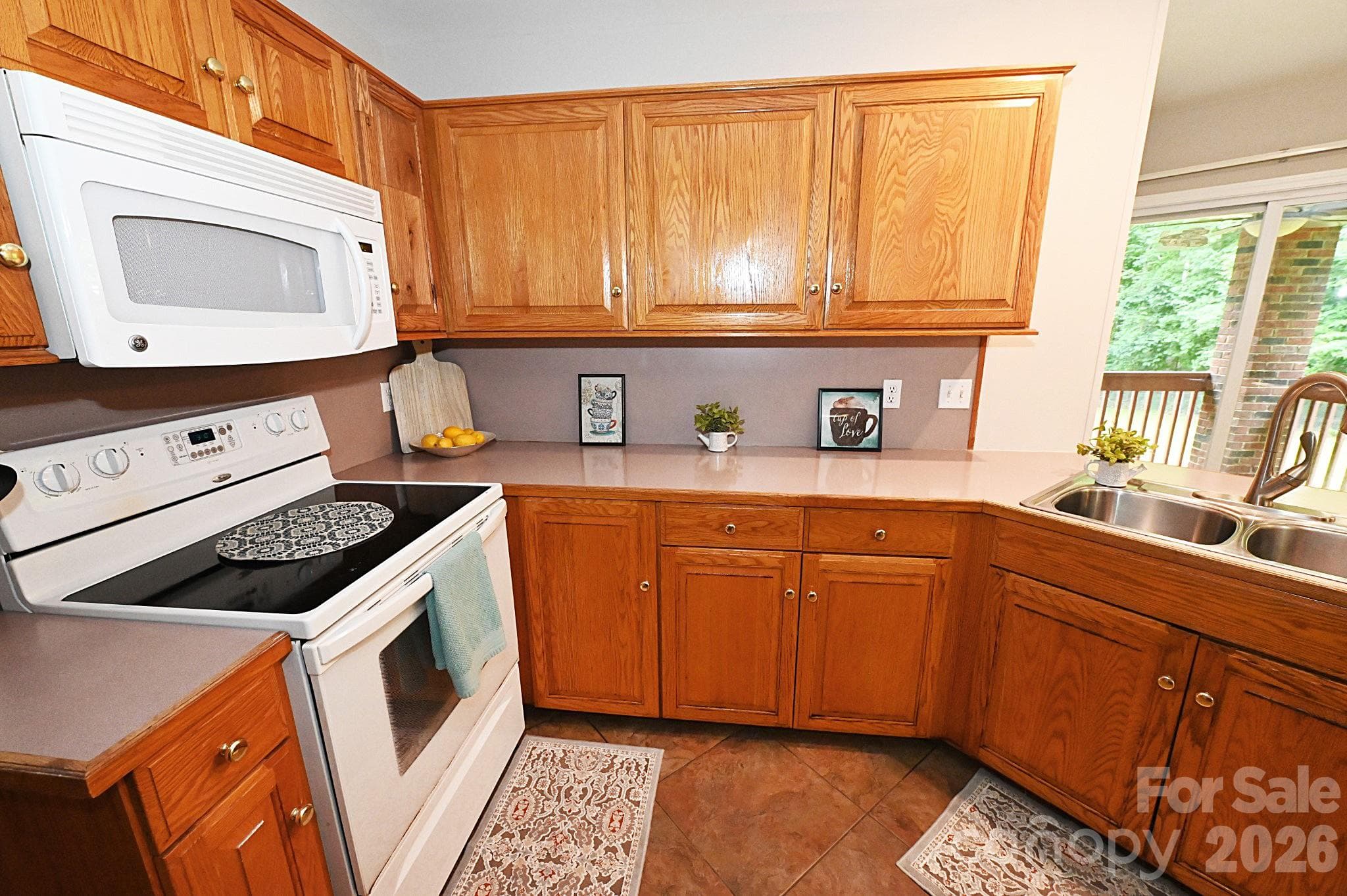 Plenty of cabinets - Newton