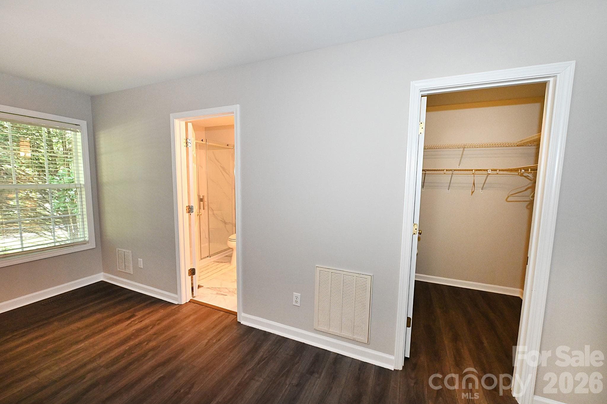 Primary bedroom with ensuite and walk in closet - Newton