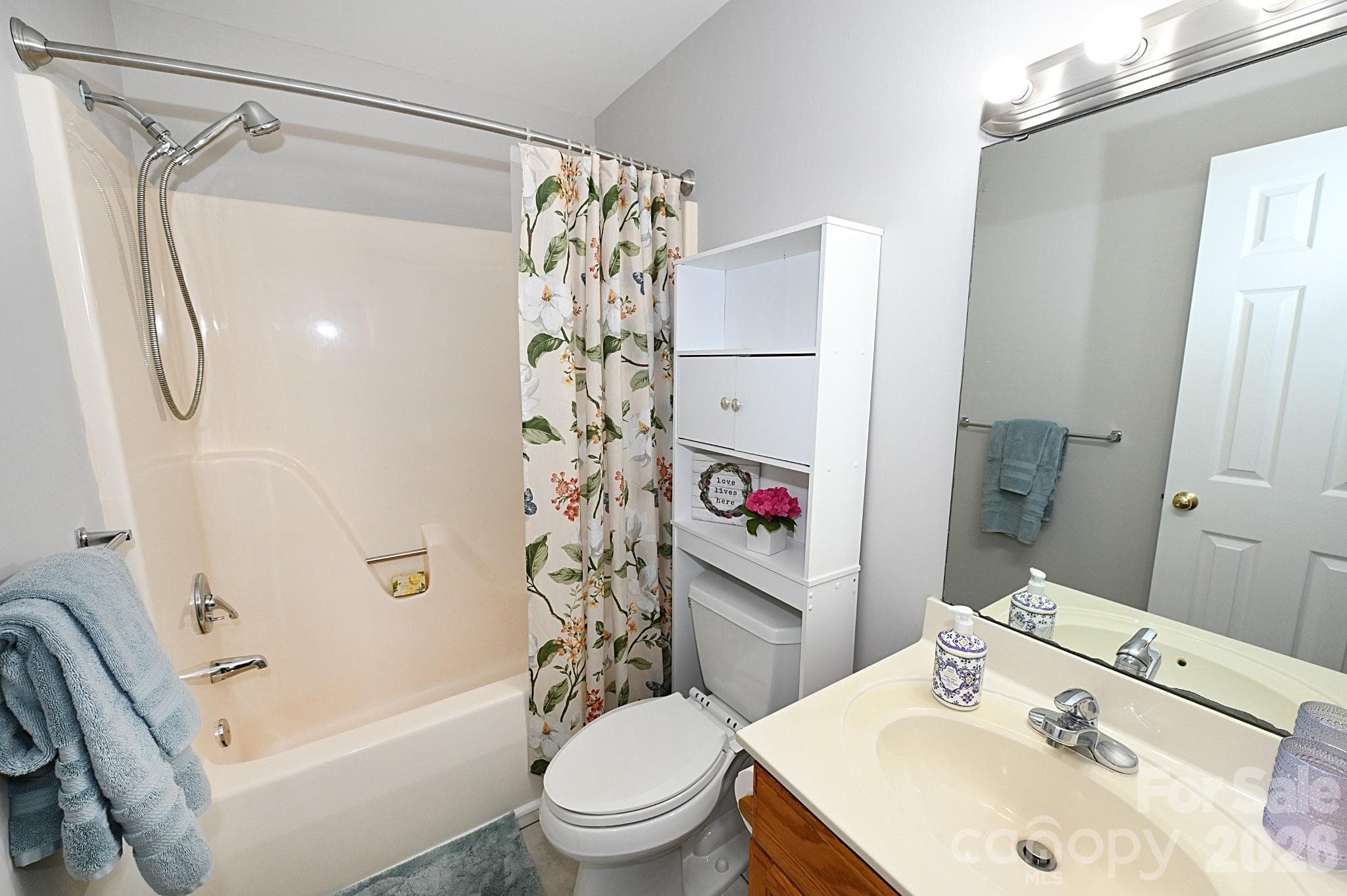 Primary bathroom - Newton