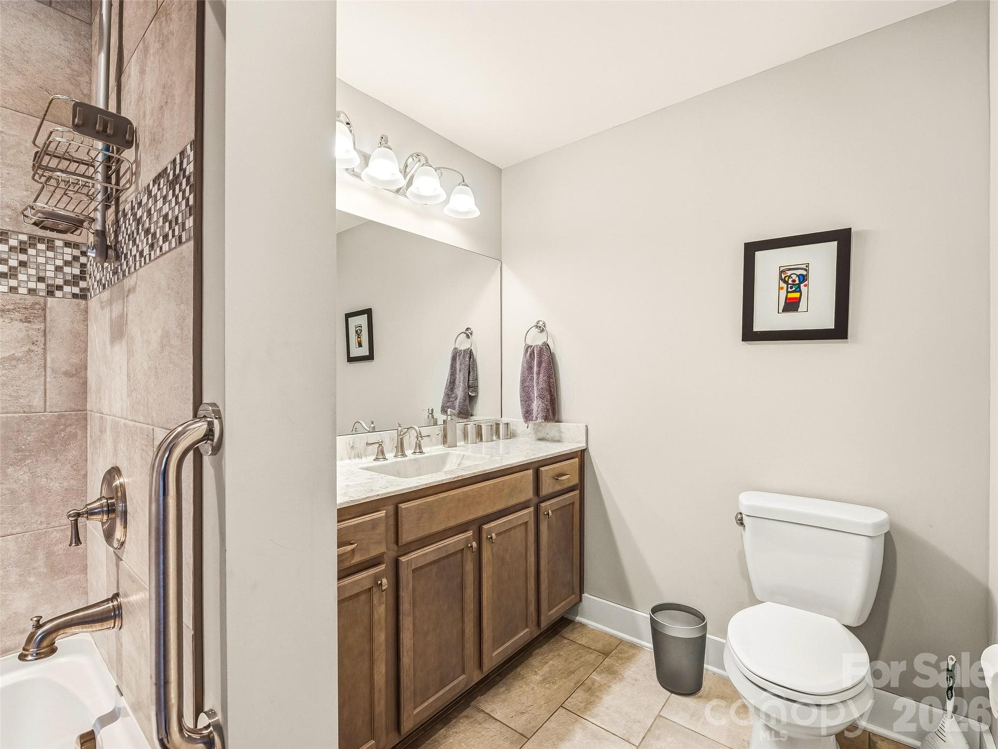 Guest Bath - 39 Braeburn Way, Flat Rock