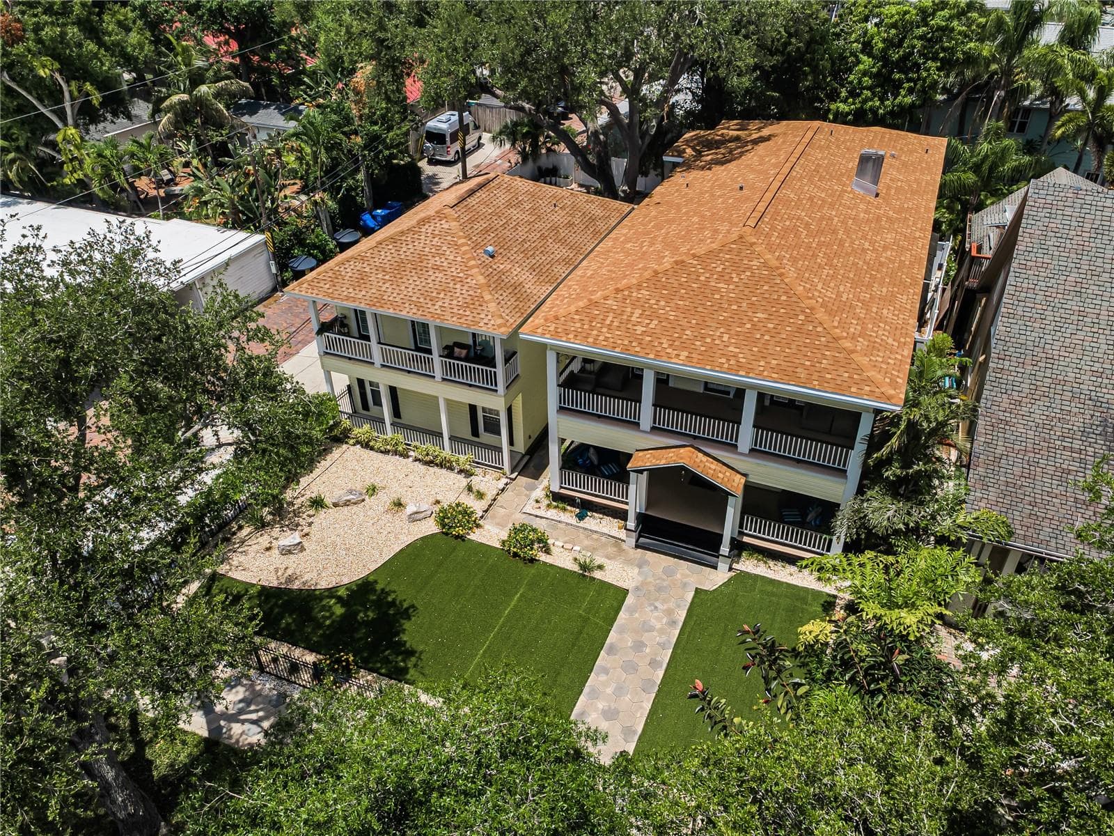 Elegance and charm describes this home to a tee. - 732 NE OAK ST, ST PETERSBURG