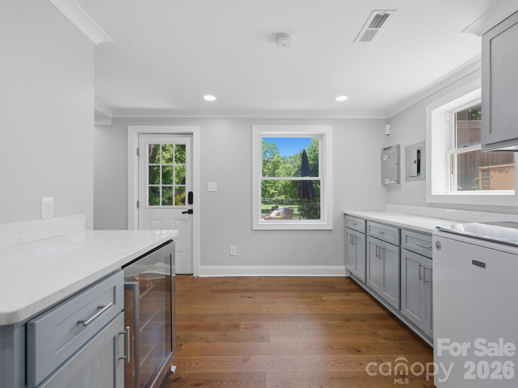 Laundry Room & Wet Bar - Charlotte