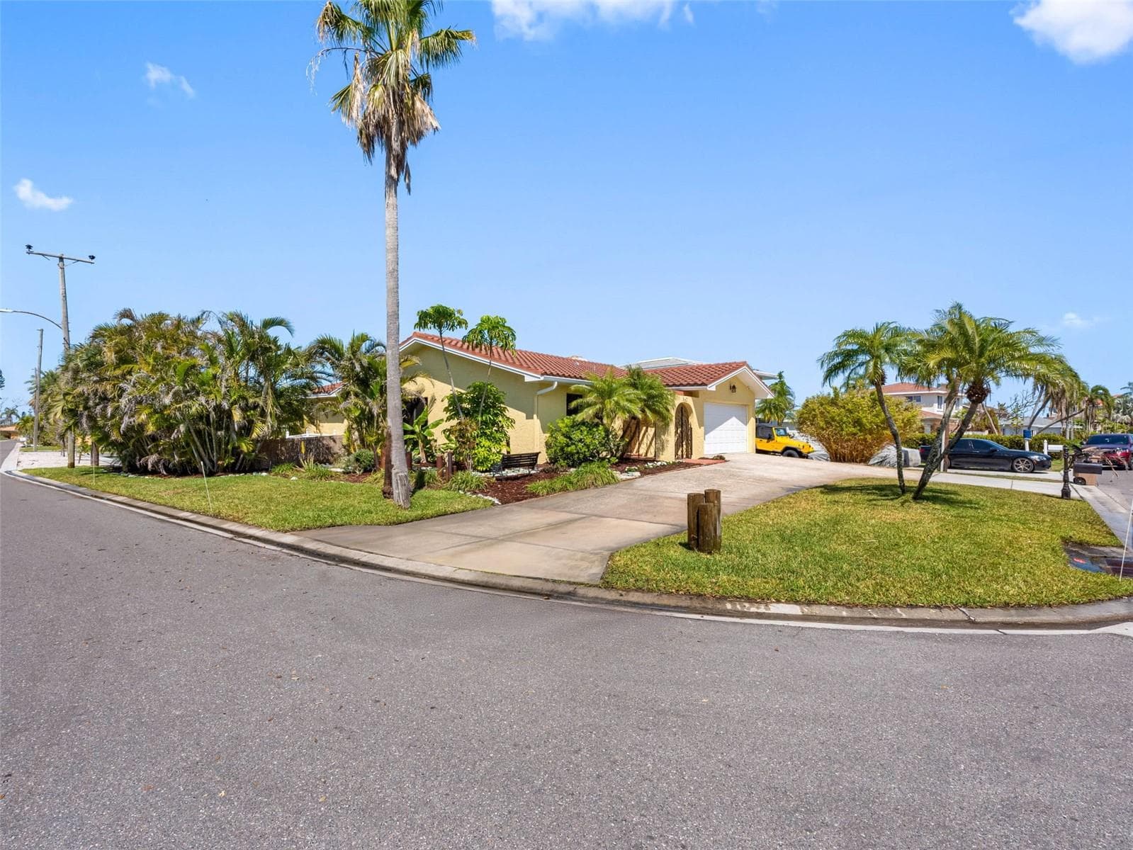 Single Family Residence at 562 JOHNS PASS AVE, MADEIRA BEACH, photo 3 of 89