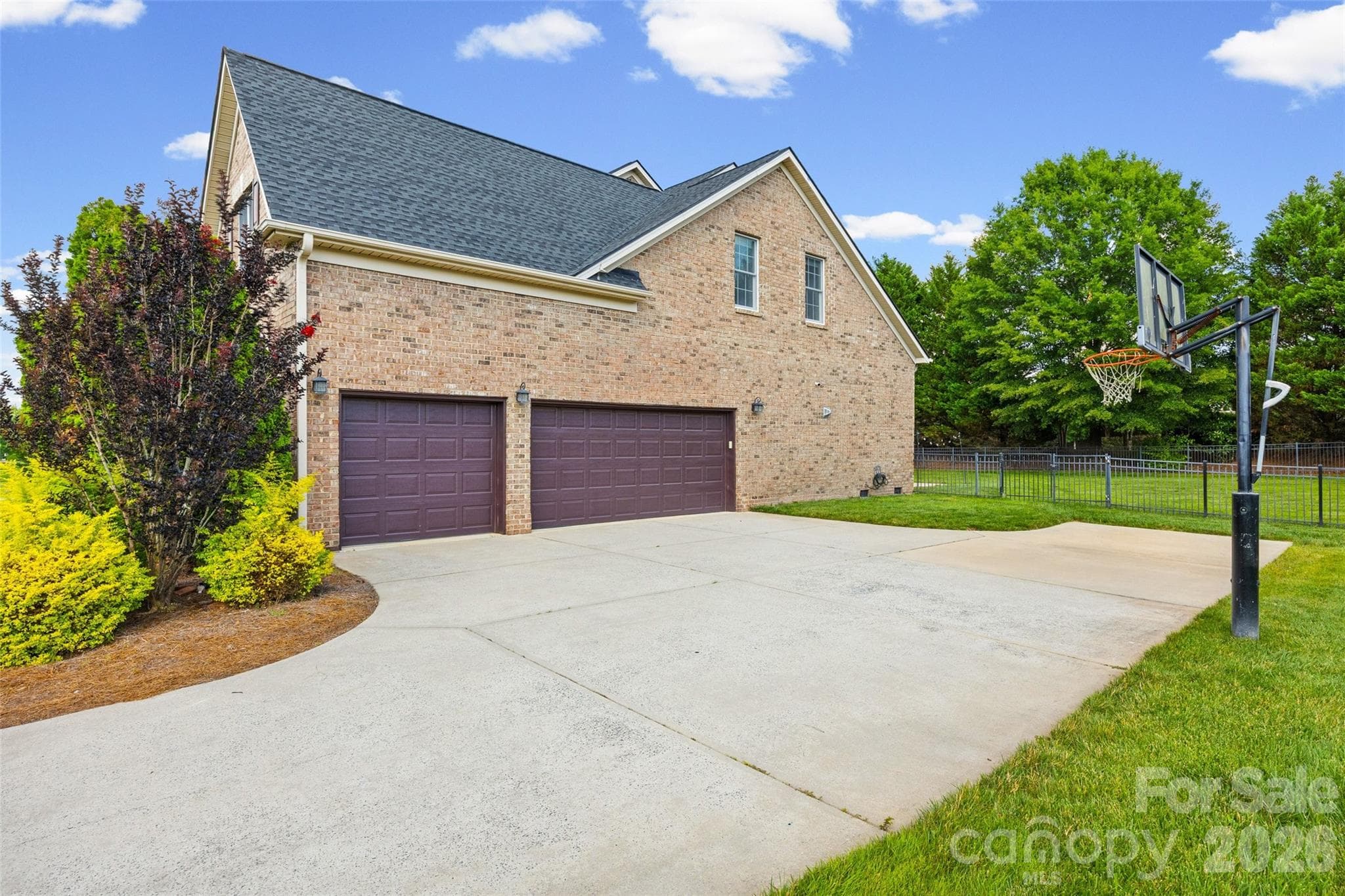 3-car garage with additional golfcart space - 117 Turkey Hunt Court, Marvin