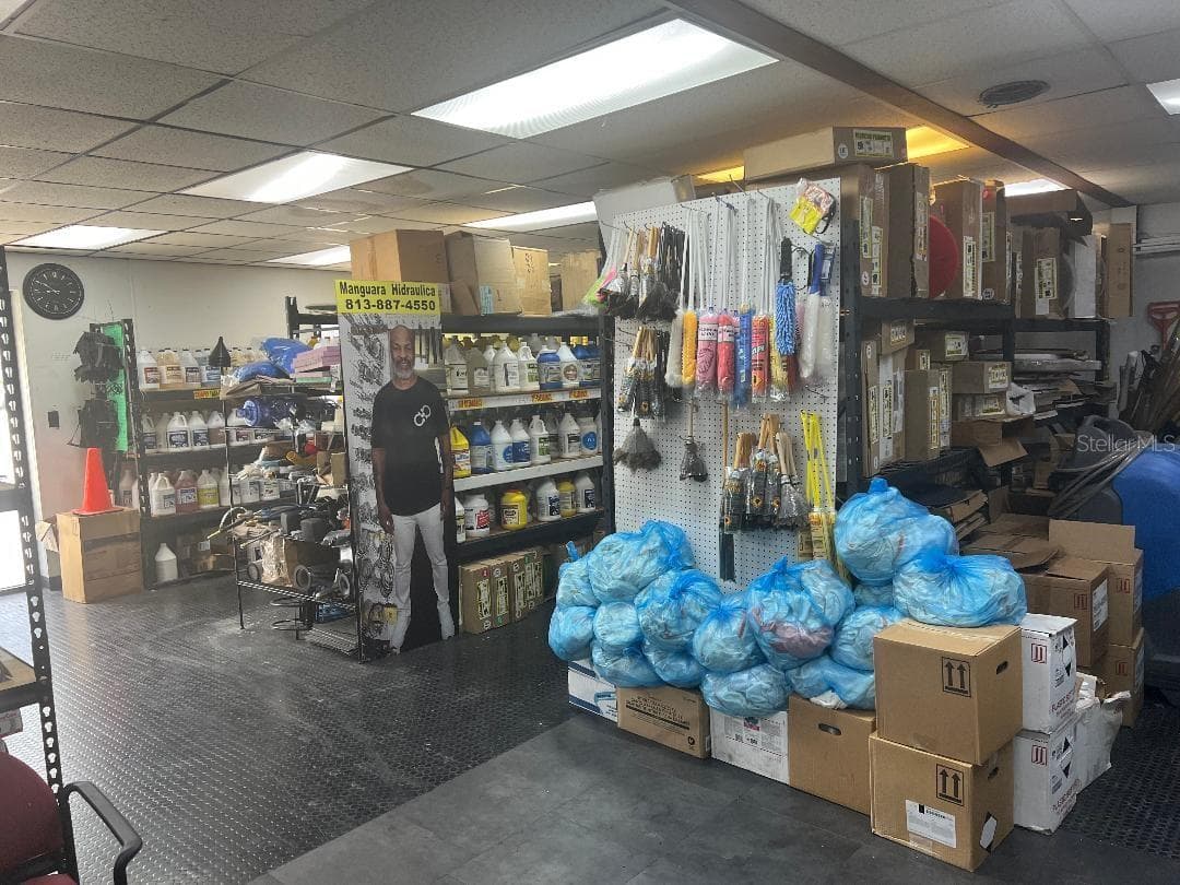Show room. Now empty - 7810 ANDERSON RD, TAMPA