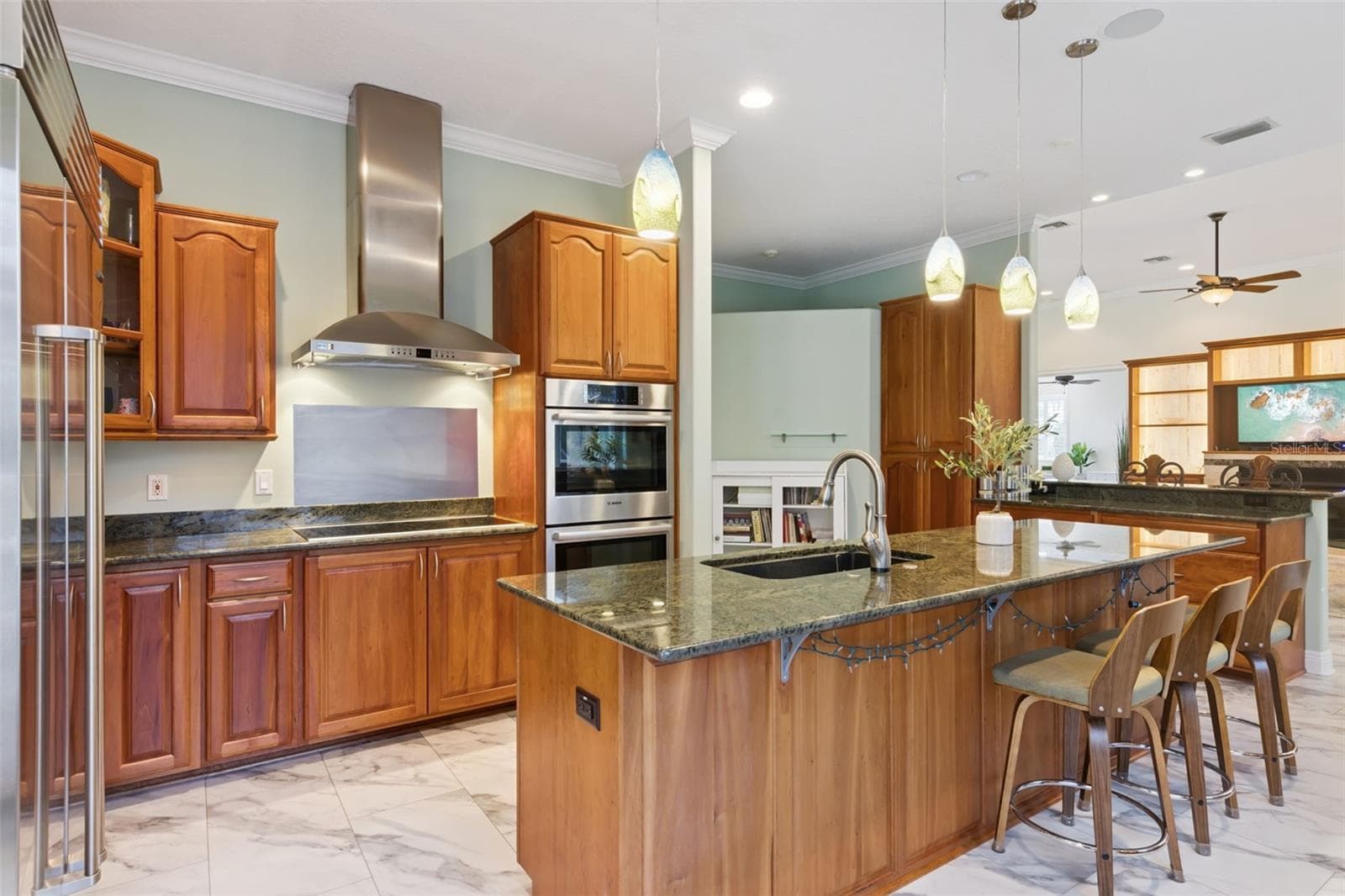 Lots of space to prepare food & host - 12128 LAKESHORE DR, CLERMONT