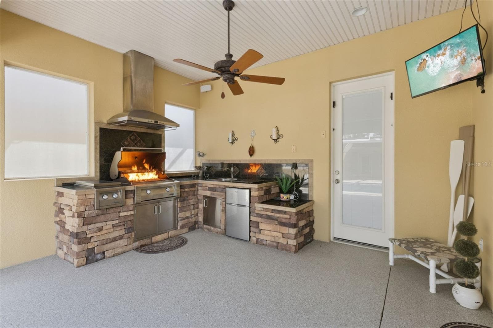 Fully outfitted summer kitchen - 12128 LAKESHORE DR, CLERMONT