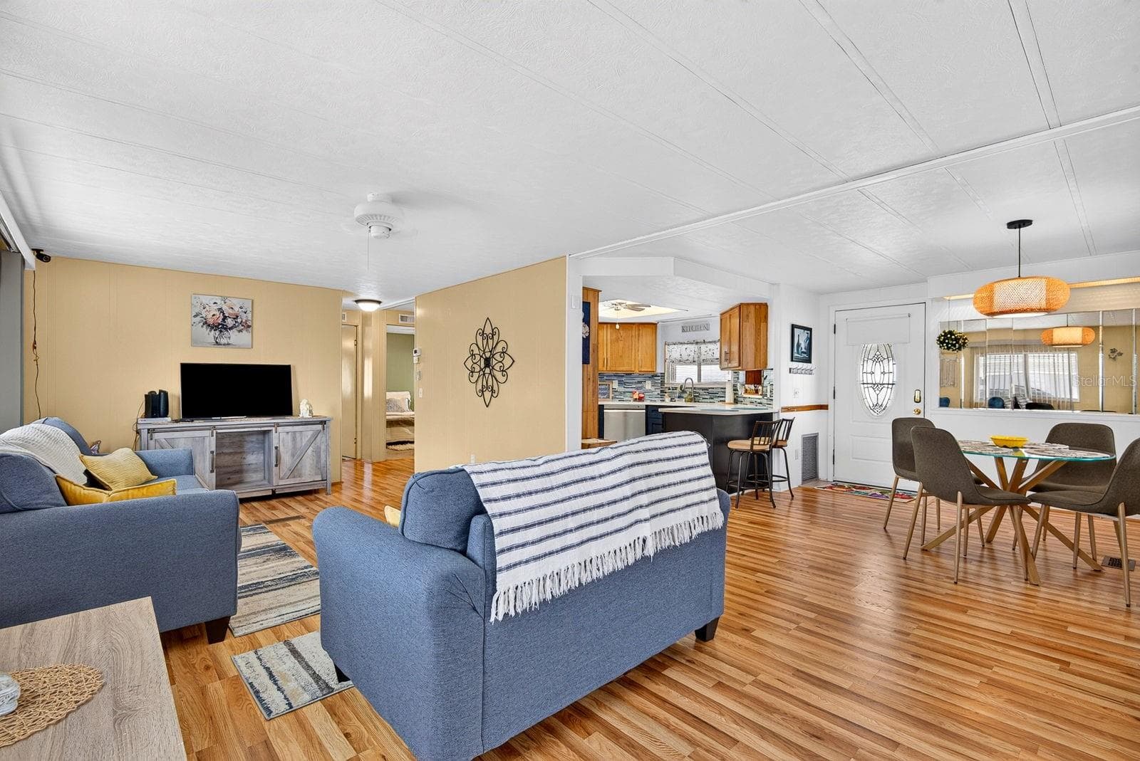 Showcasing, living, dining and kitchen area - 2107 PALMA SOLA BLVD #17, BRADENTON