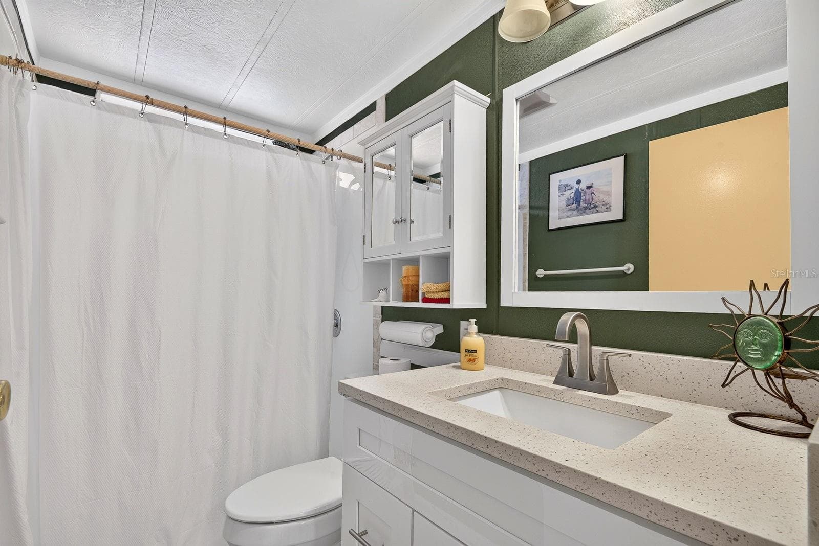 Hallway bath with updated vanity - 2107 PALMA SOLA BLVD #17, BRADENTON