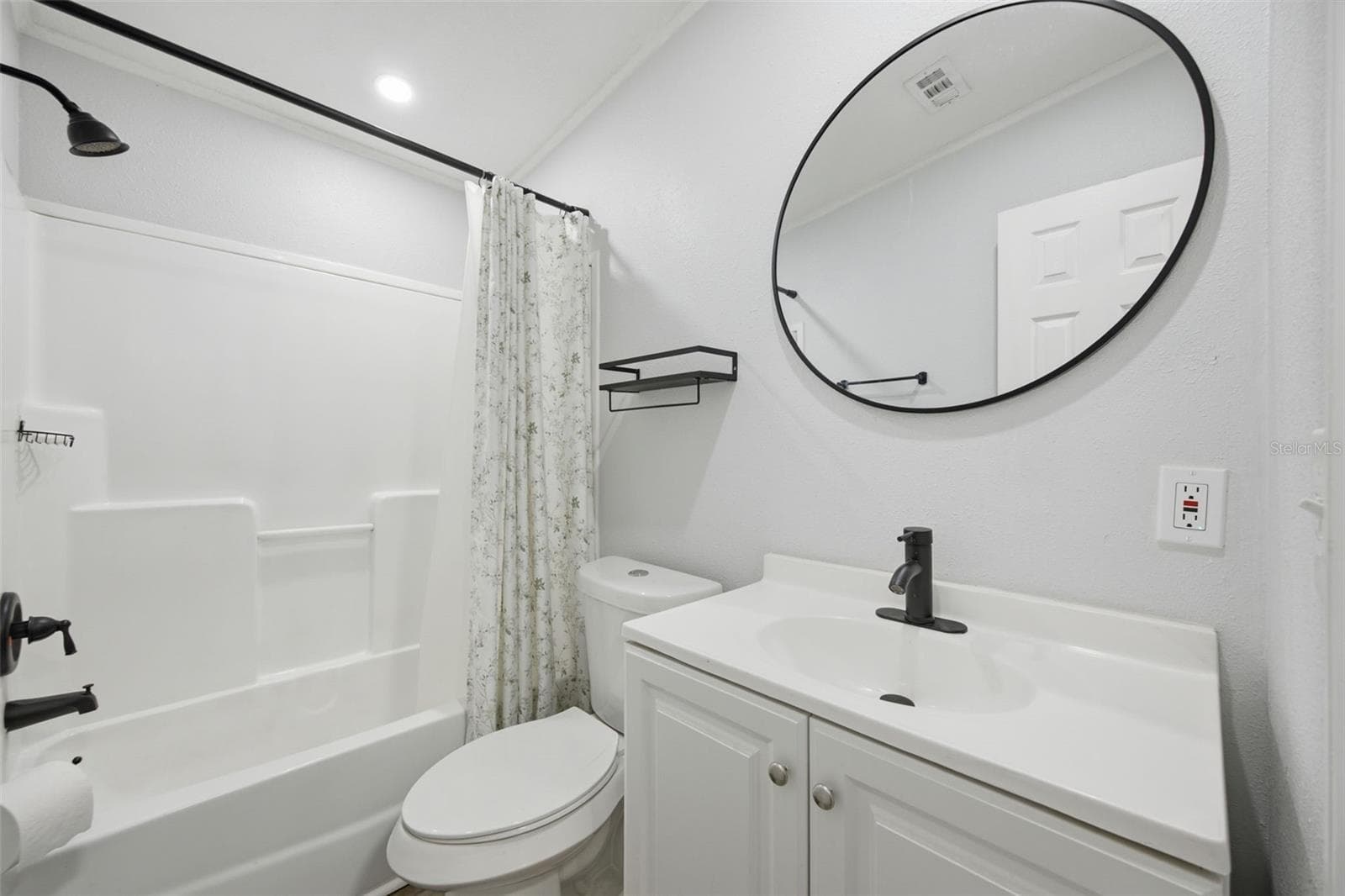 Single Family Residence at 5203 N MENDENHALL DR, TAMPA, photo 31 of 42