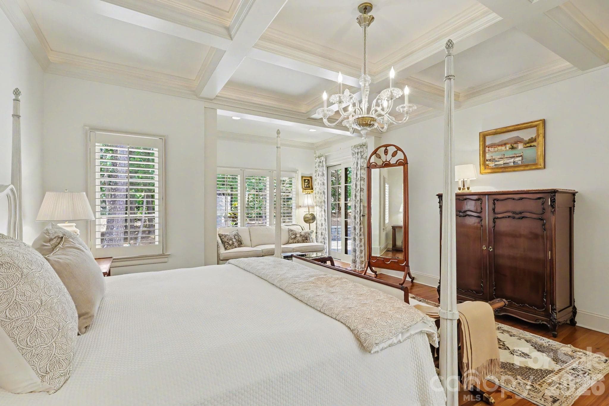 Coffered ceiling with illuminating tray - Matthews