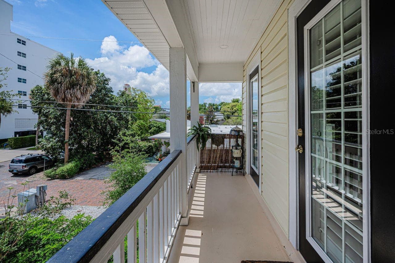 Mother in-law studio with private balcony, entrance and parking space. - 732 NE OAK ST, ST PETERSBURG