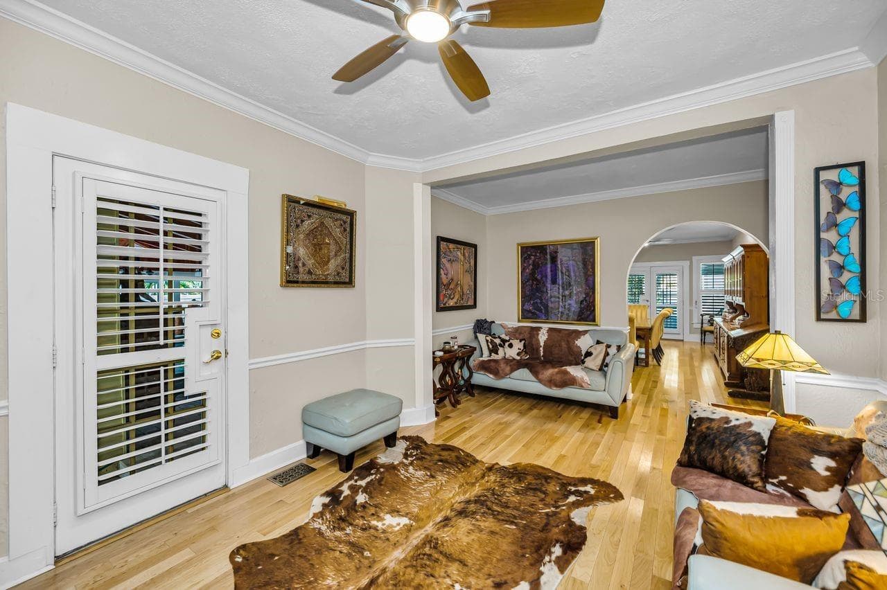 Family TV room, - 732 NE OAK ST, ST PETERSBURG