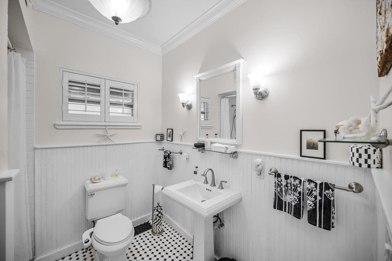 Full bath, downstairs . - 732 NE OAK ST, ST PETERSBURG