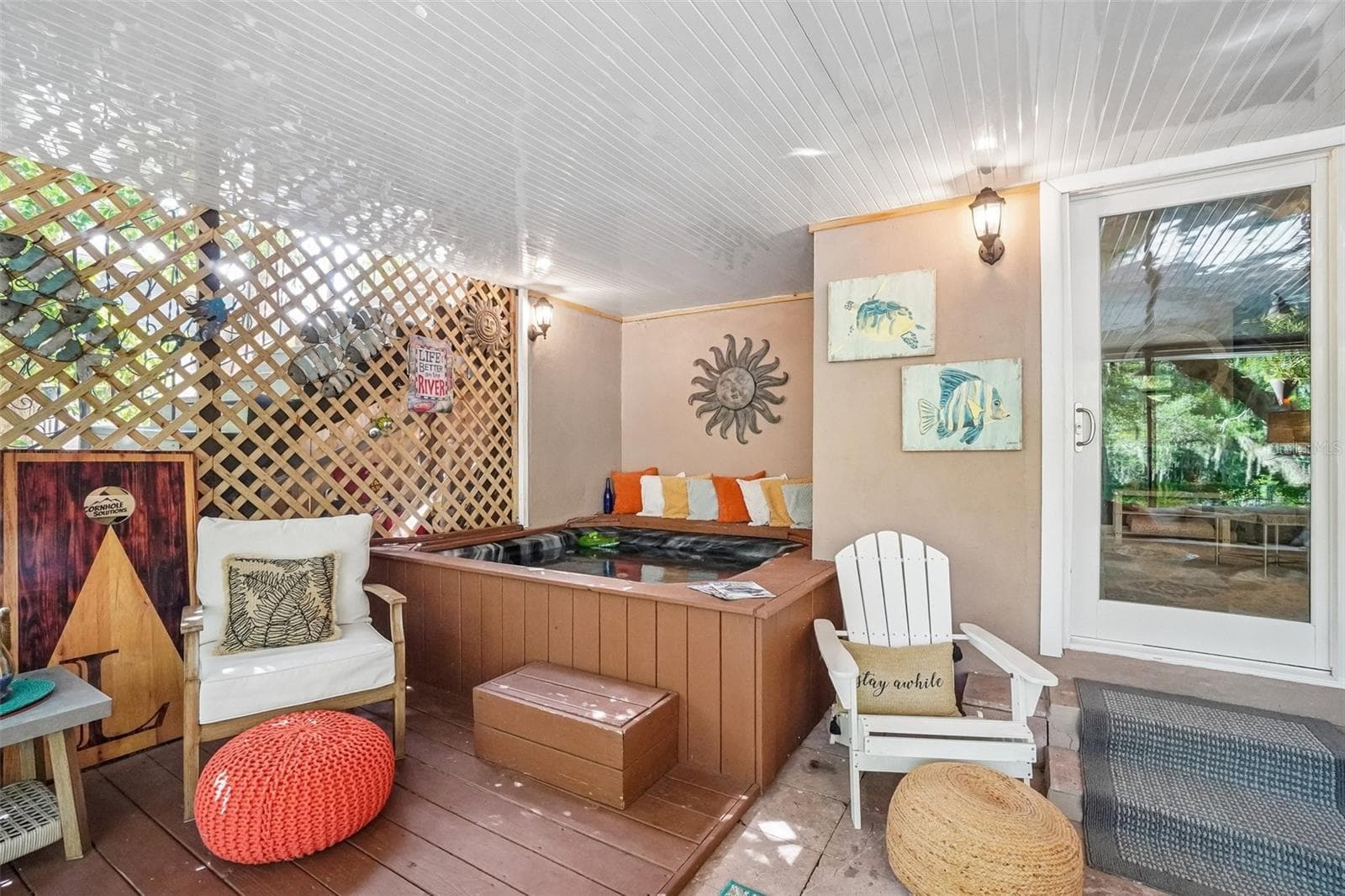 Screen Porch Hot Tub - 1204 E PARK CIR, TAMPA