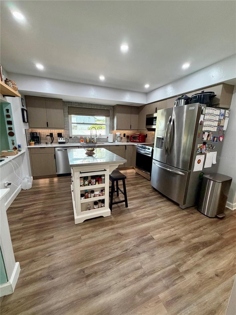 The heart of the home! With custom cabinets, modern appliances and thoughtful touches like under cabinet lighting - 15705 CASHMERE LN, TAMPA