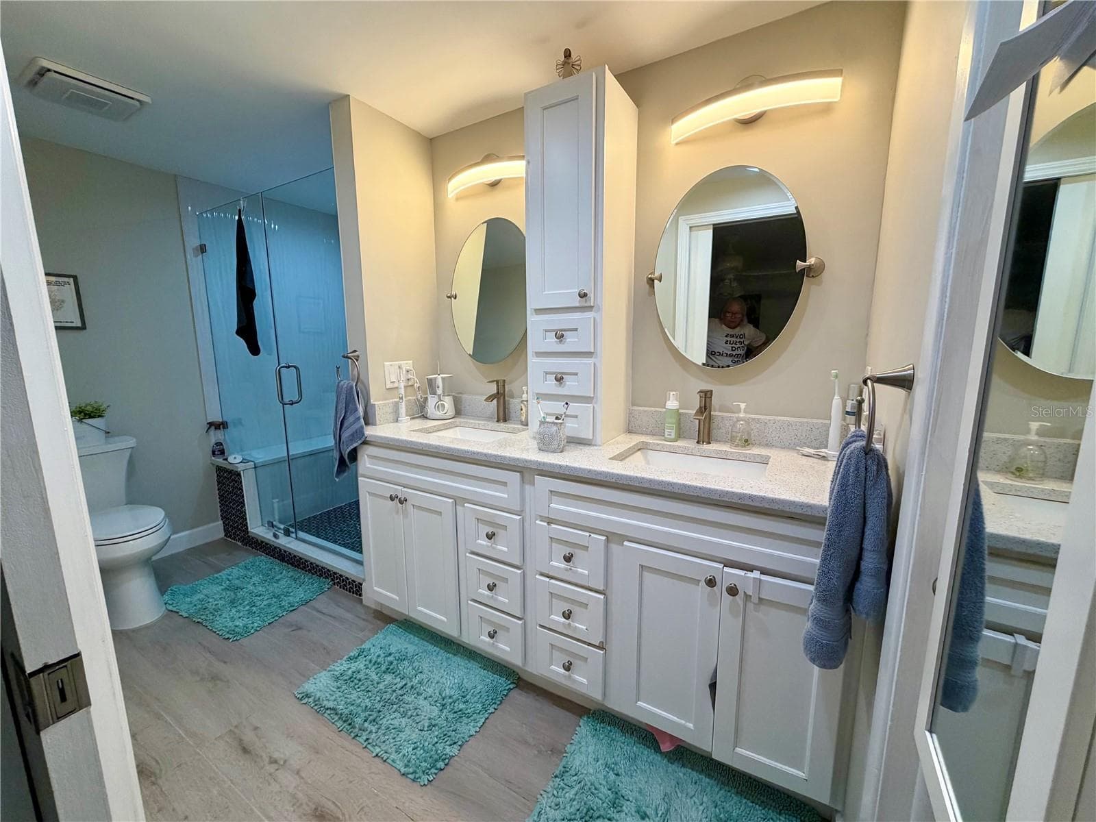 Master bath with all the custom upgrades! Walk-in shower with bench, dual vanities and sinks and a huge walk-in master closet! - 15705 CASHMERE LN, TAMPA