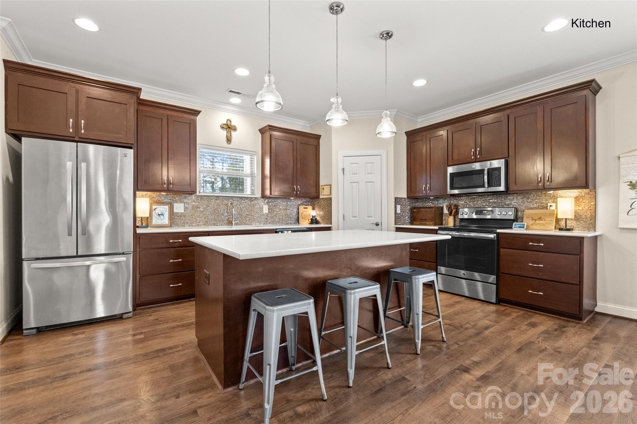 Custom Kitchen with quartz countertops - 11261 Island View Lane, Lancaster