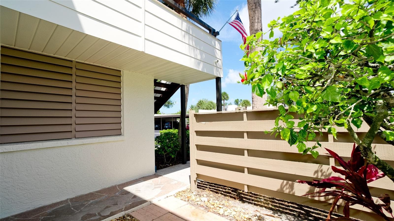 view from patio looking onto front walkway - 507 LAKESIDE DR #507, BRADENTON