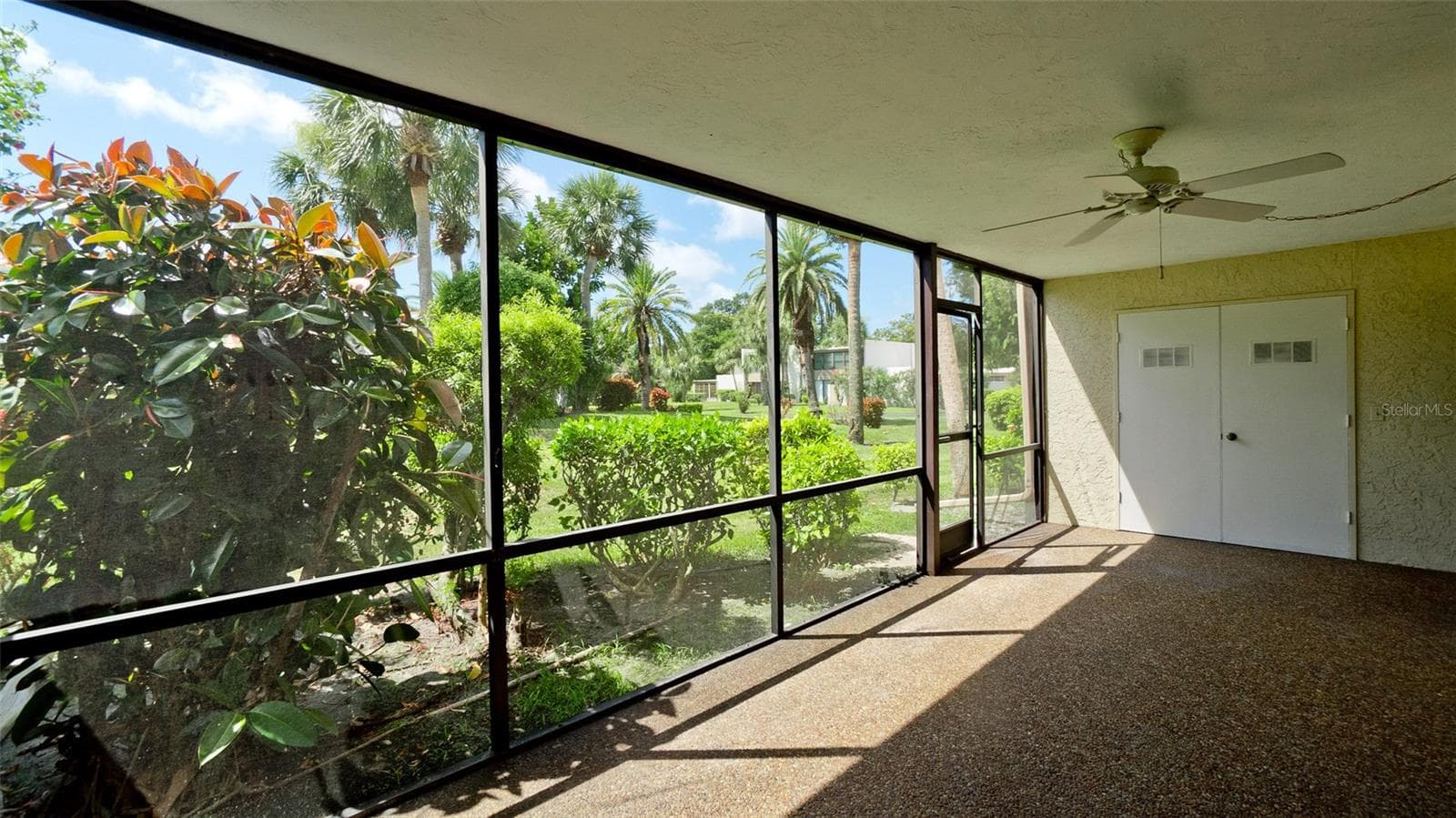 Screened lanai overlooking the backyard - 507 LAKESIDE DR #507, BRADENTON