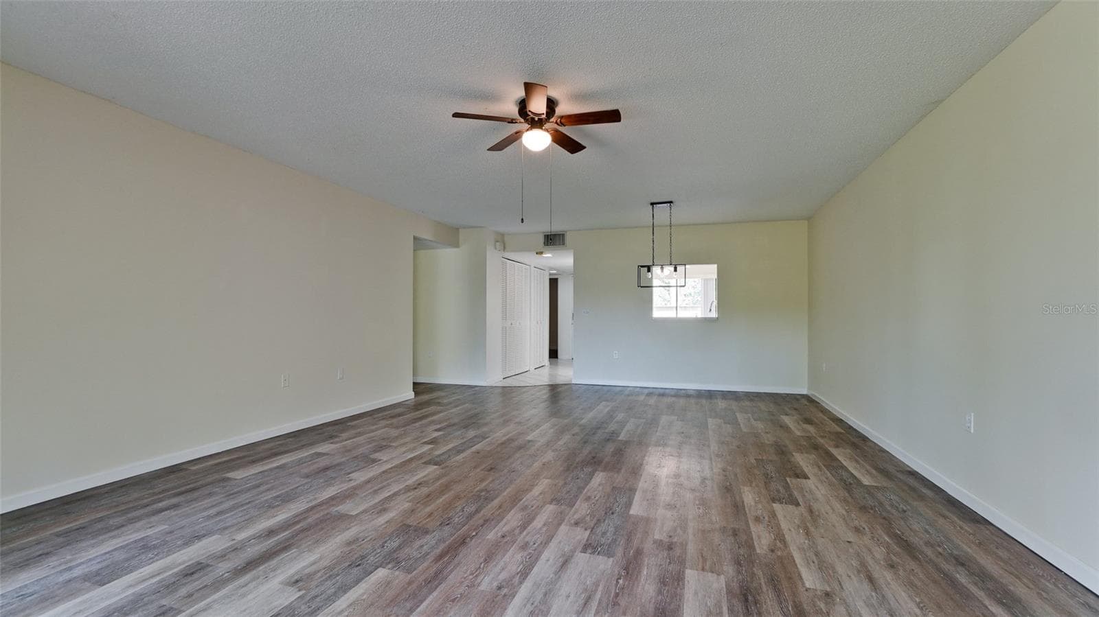 Living room/dining area - 507 LAKESIDE DR #507, BRADENTON