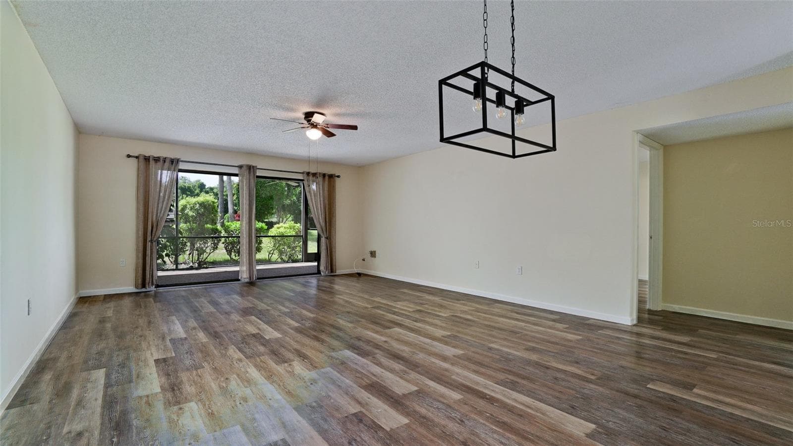 Living room w/sliders to lanai - 507 LAKESIDE DR #507, BRADENTON