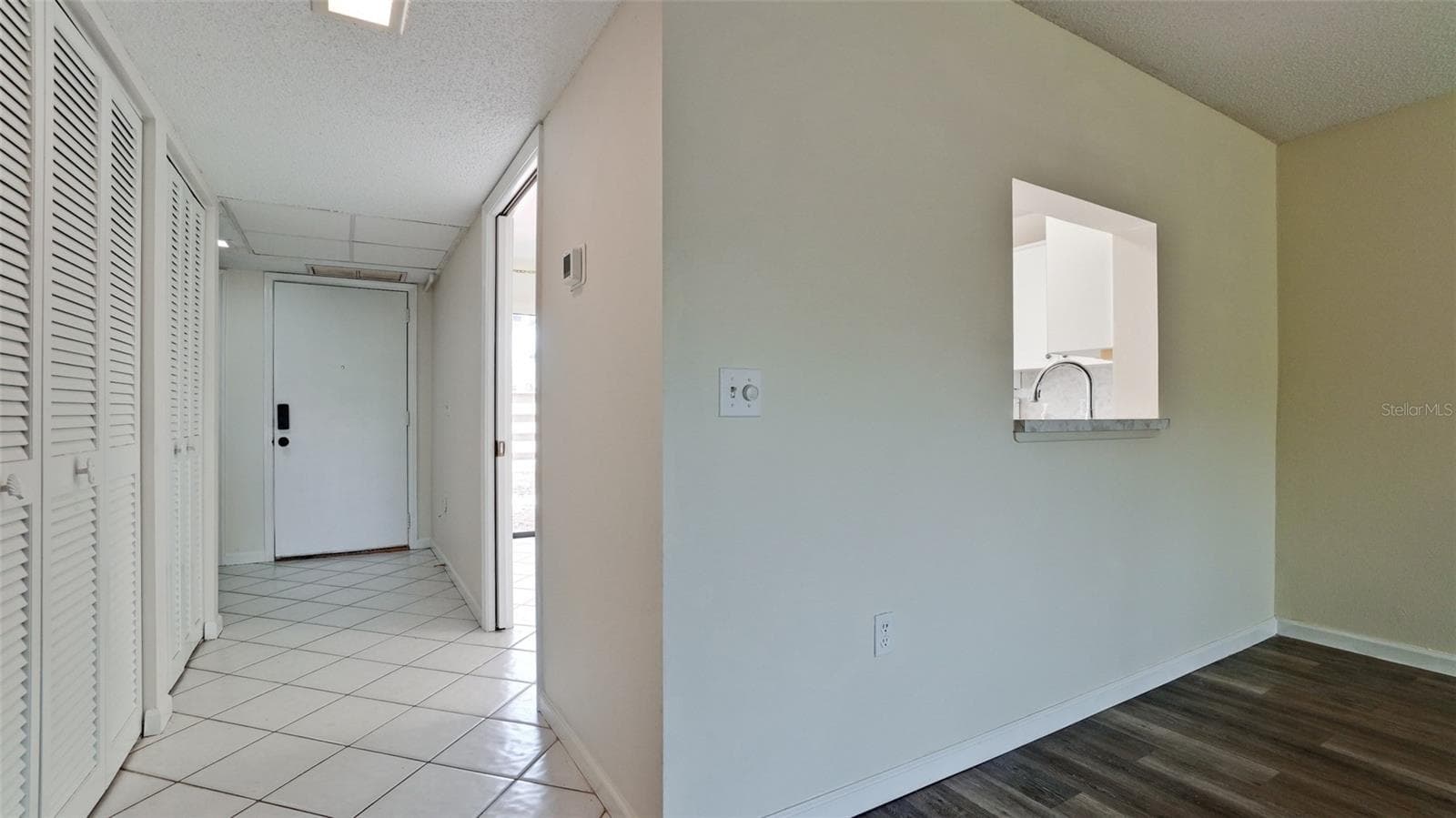 pass through to the kitchen & hallway to front door - 507 LAKESIDE DR #507, BRADENTON