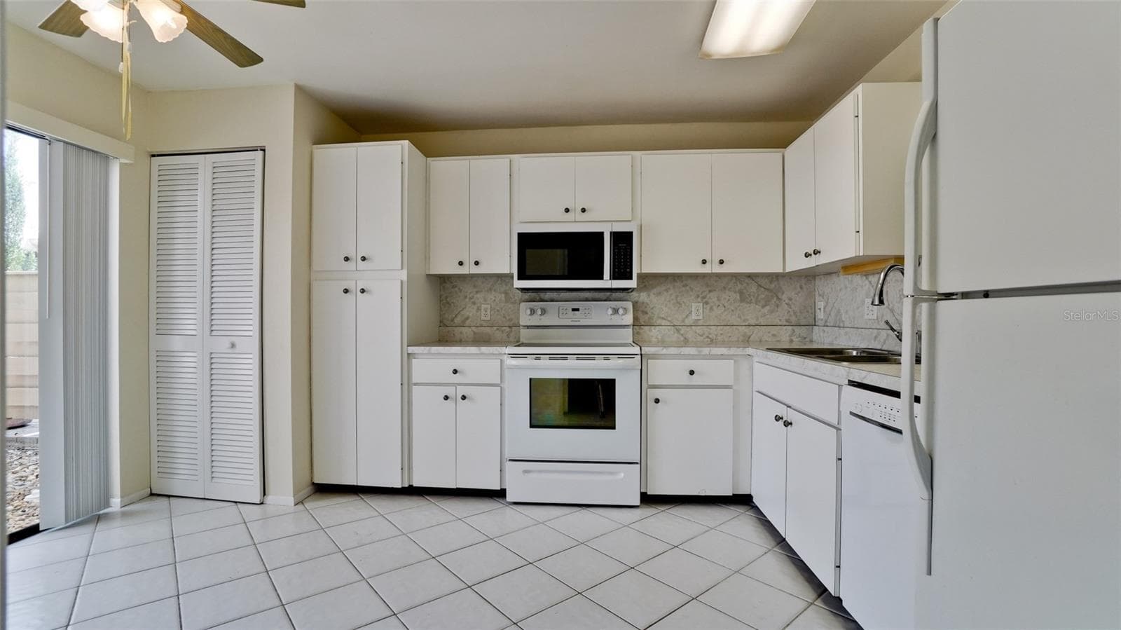 Large kitchen with slider - 507 LAKESIDE DR #507, BRADENTON
