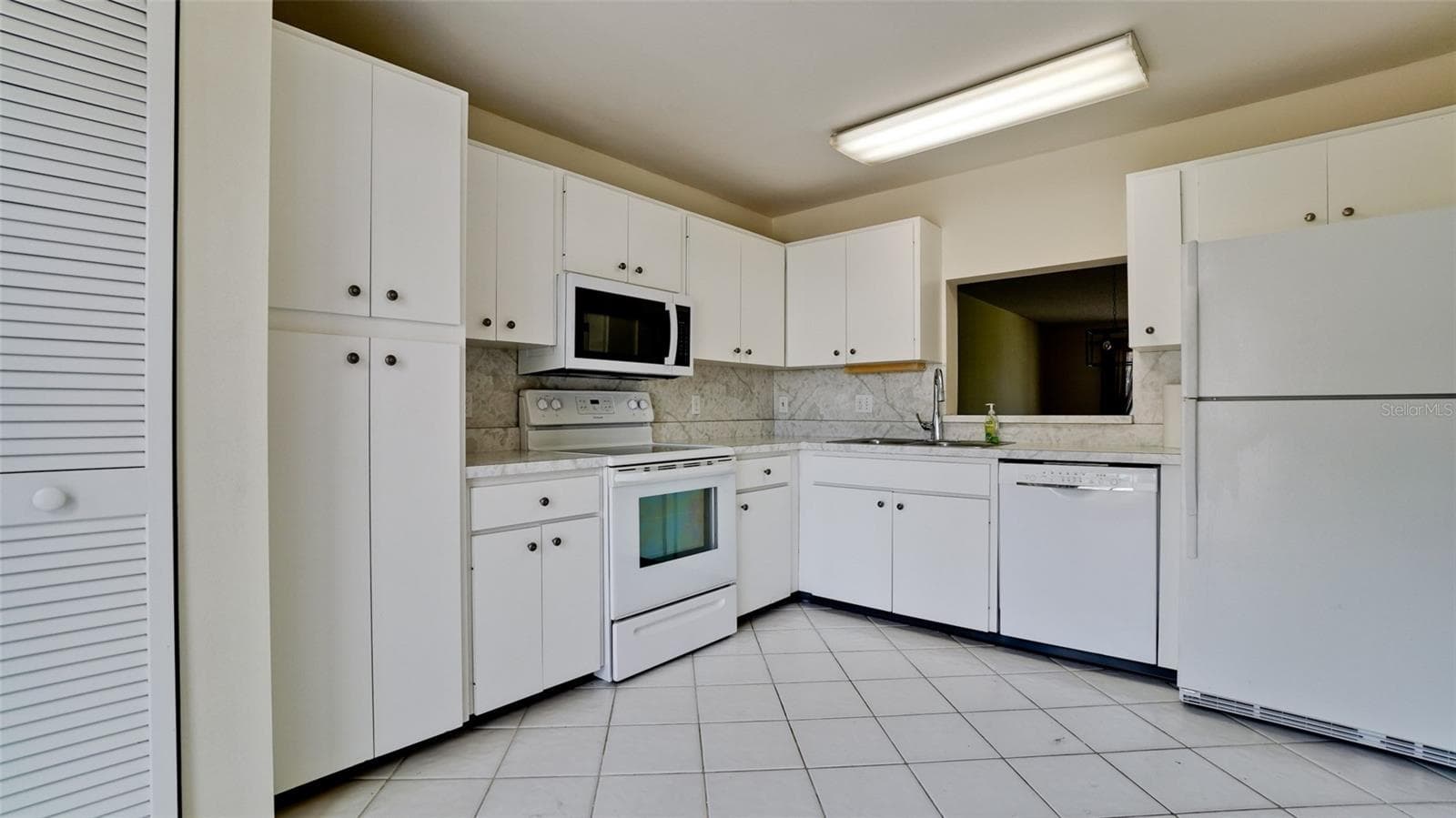 ample cabinets & counter space - 507 LAKESIDE DR #507, BRADENTON