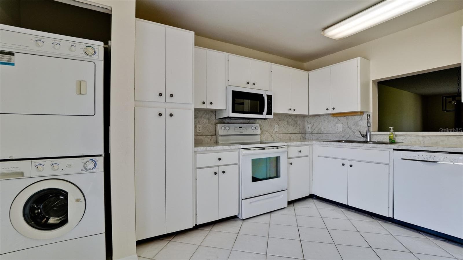 washer/dryer behind bifold door - 507 LAKESIDE DR #507, BRADENTON