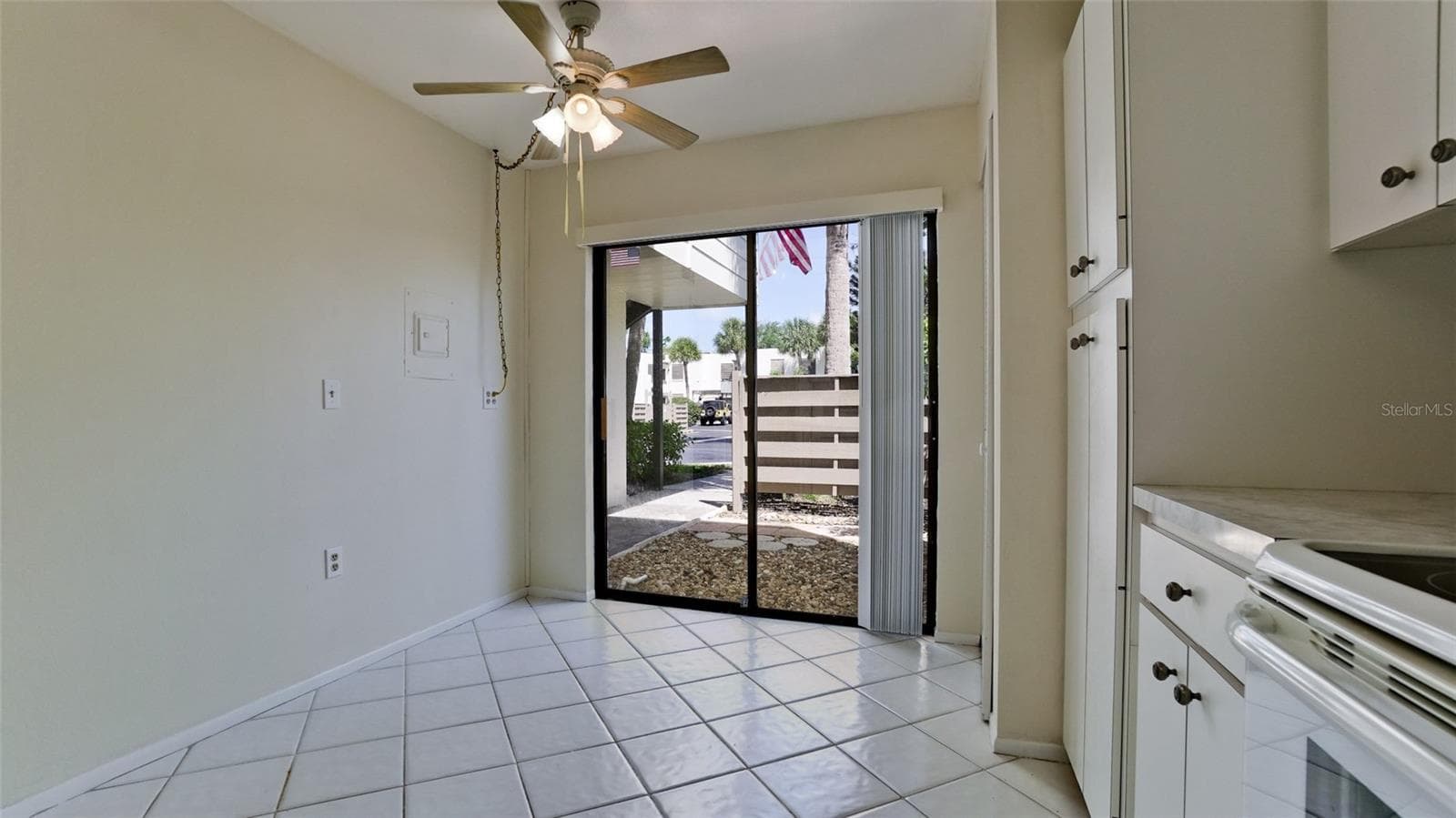 space for a kitchen table - 507 LAKESIDE DR #507, BRADENTON