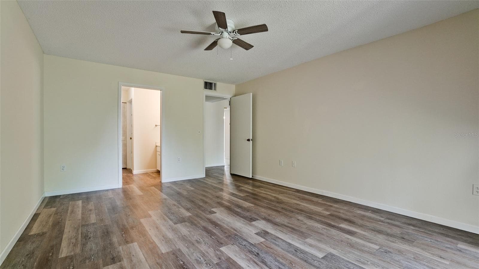 large primary bedroom - 507 LAKESIDE DR #507, BRADENTON