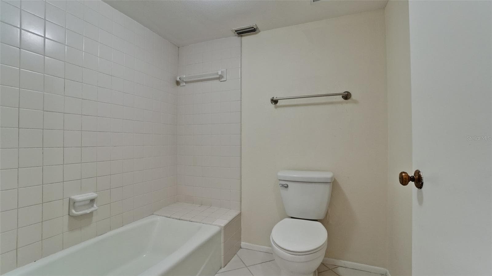 primary bath - 507 LAKESIDE DR #507, BRADENTON